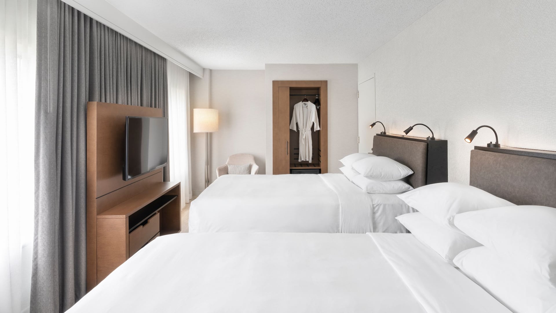 4 von 5 Hyatt Regency Deerfield Two Bed Suite Bedroom
