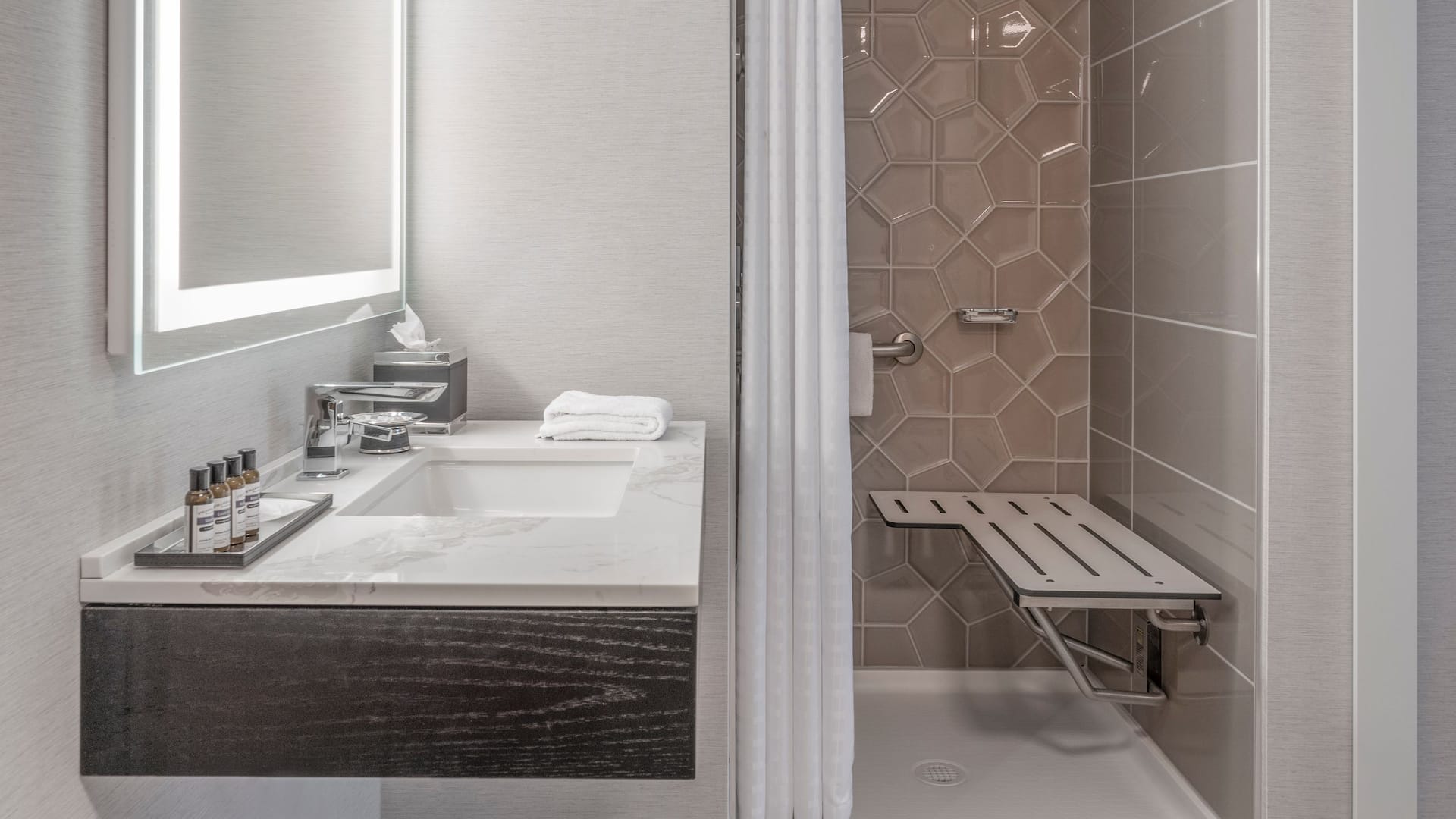 1 von 1 Hyatt Regency Deerfield Two Bed Suite Accessible Bathroom