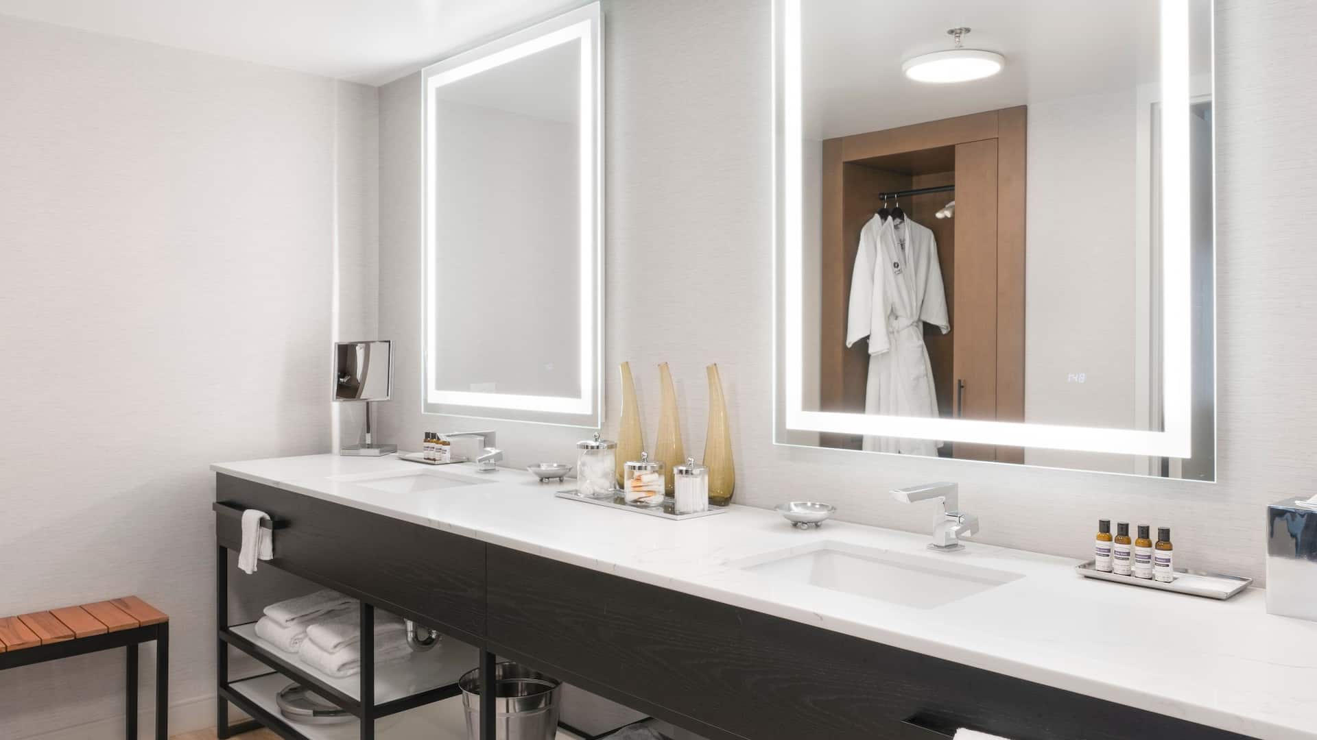 3 von 5 Hyatt Regency Deerfield Presidential Suite Bathroom Vanity