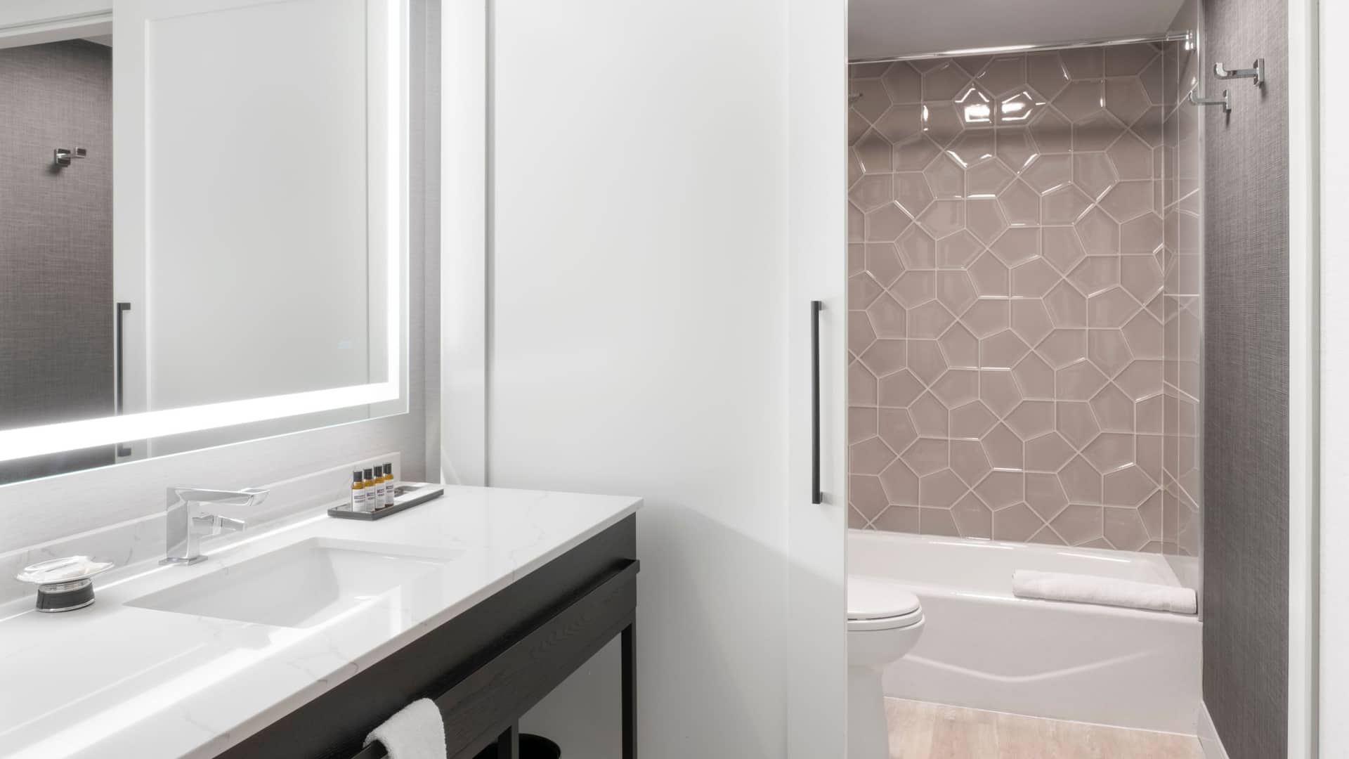4 von 5 Hyatt Regency Deerfield Presidential Suite Bathroom