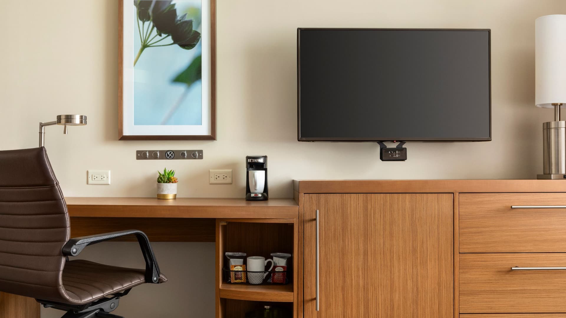 Hyatt Place Virginia Beach Town Center Guestroom Desk Area