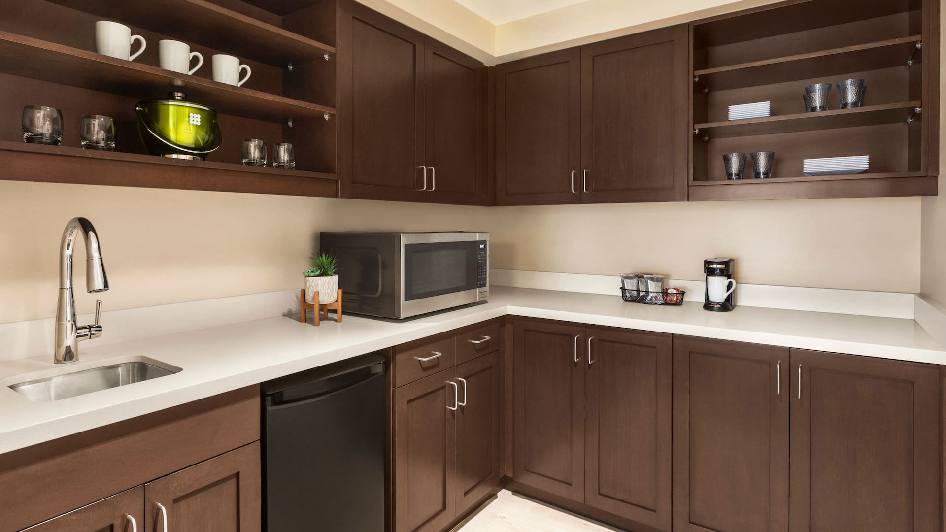 2 de 4 Hyatt Place Virginia Beach Town Center One Bedroom Suite Kitchen