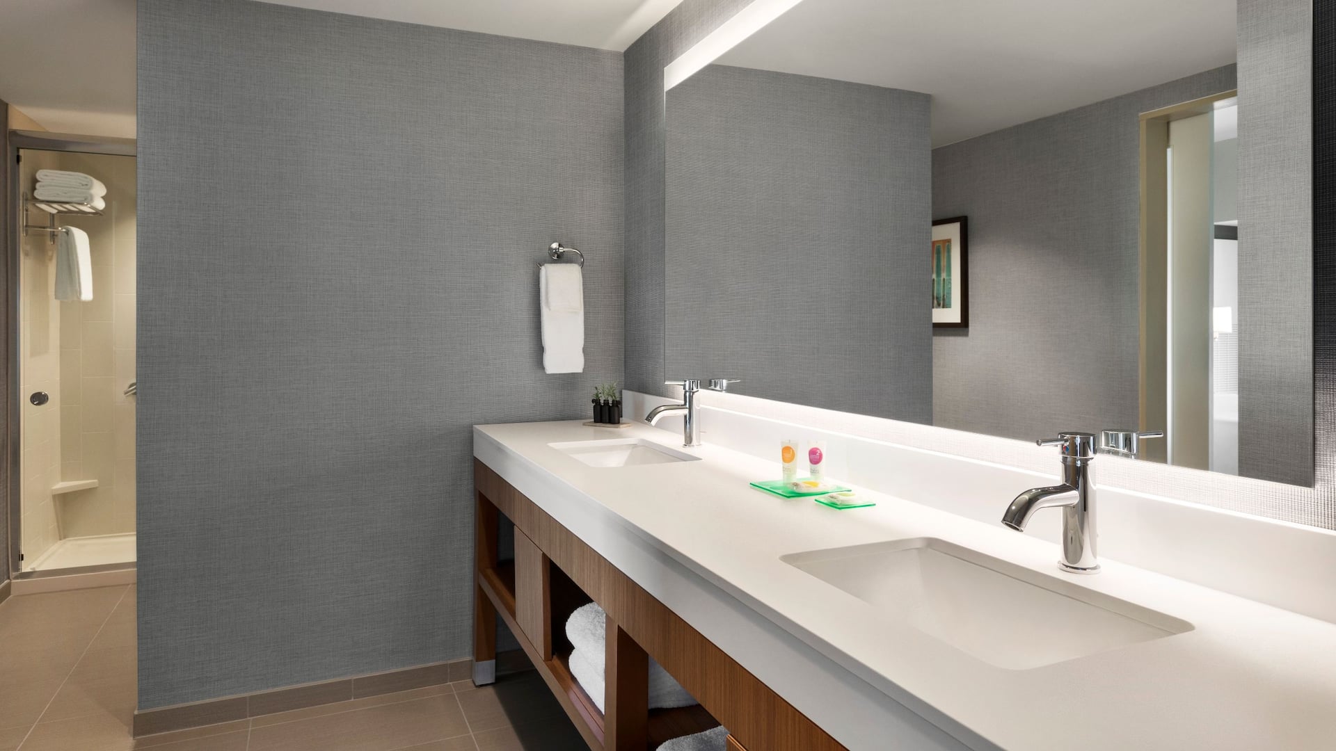 4 de 4 Hyatt Place Virginia Beach Town Center One Bedroom Suite Bathroom