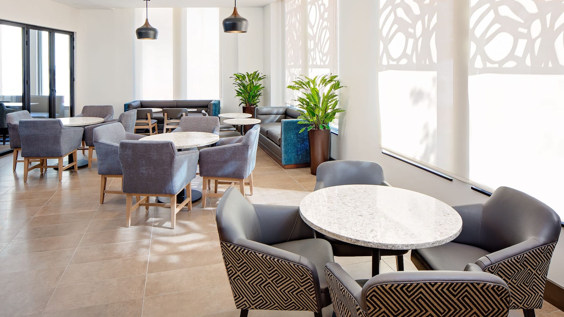 Hyatt Place New Orleans/Convention Center Cafe Seating