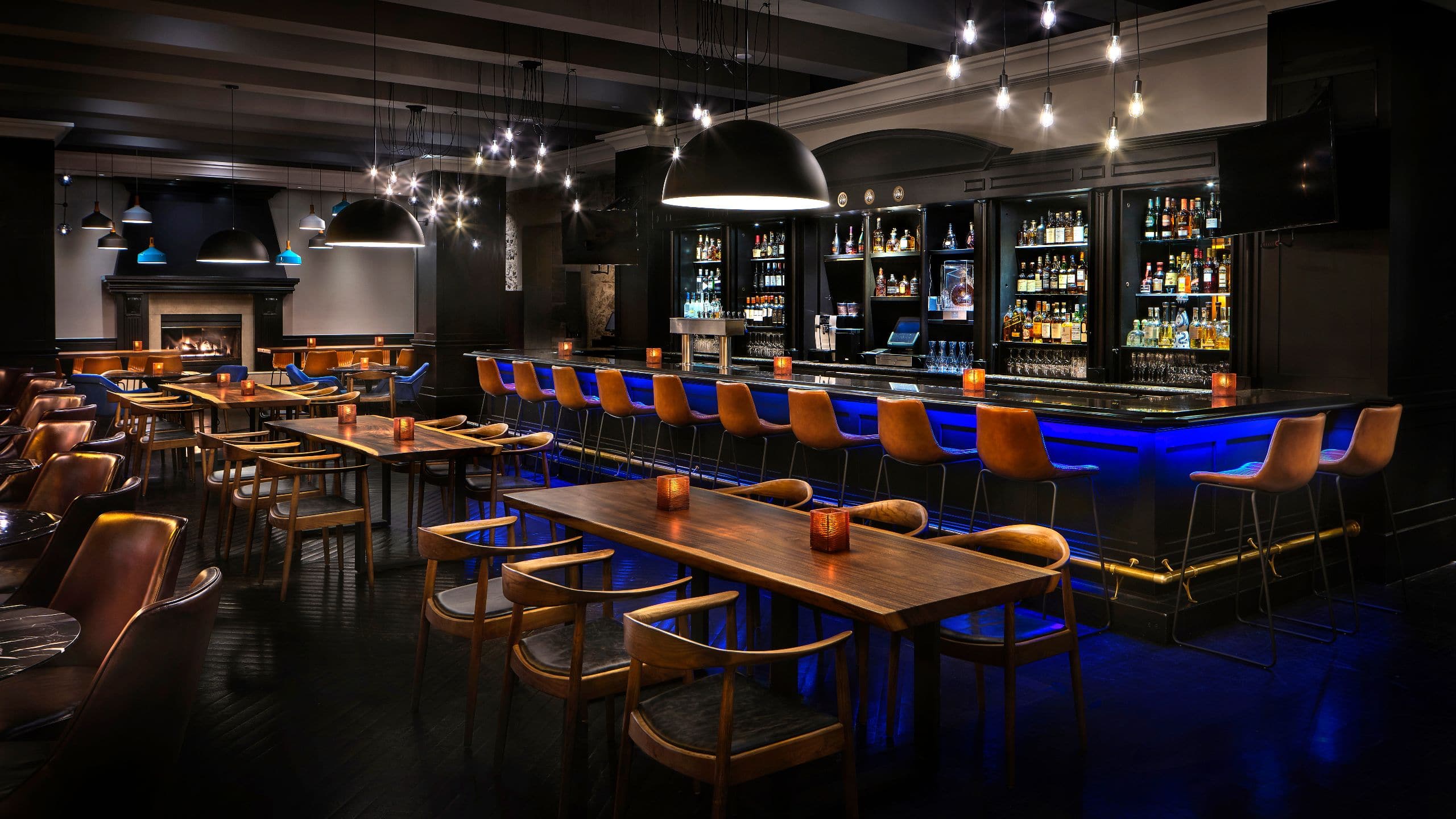 Hyatt Regency Calgary Thomsons Kitchen Bar Long Bar Lit