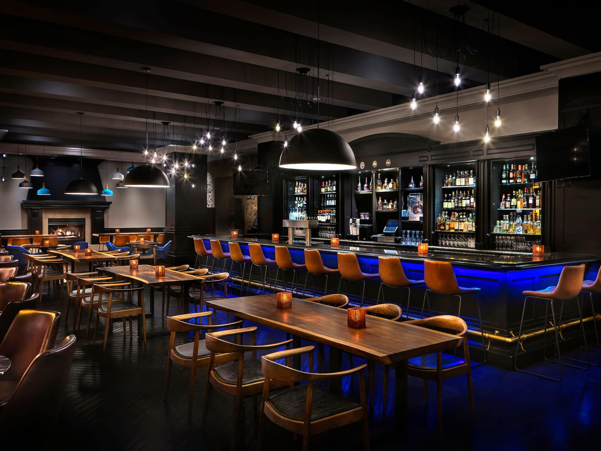Hyatt Regency Calgary Thomsons Kitchen Bar Long Bar Lit