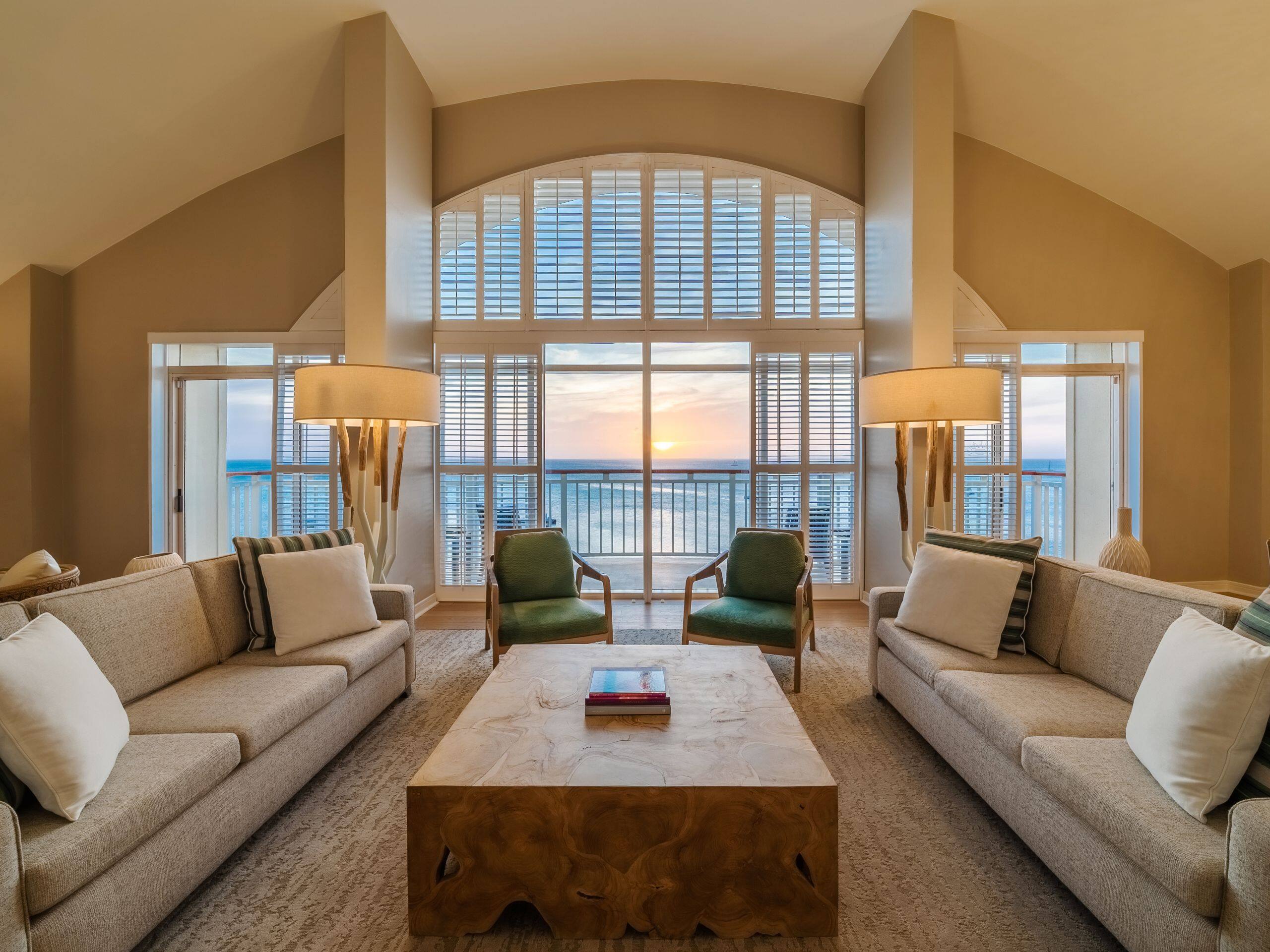 Large suite with an ocean view in Aruba