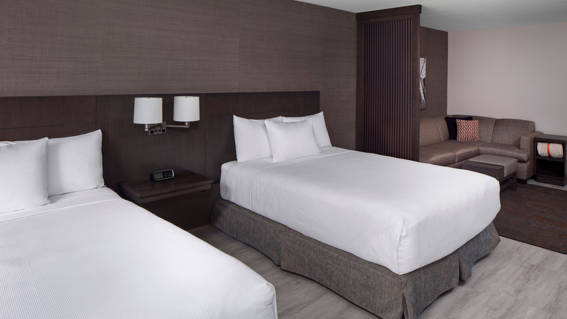 1 de 3 Hyatt Place Poughkeepsie Standard Two Queen Guestroom