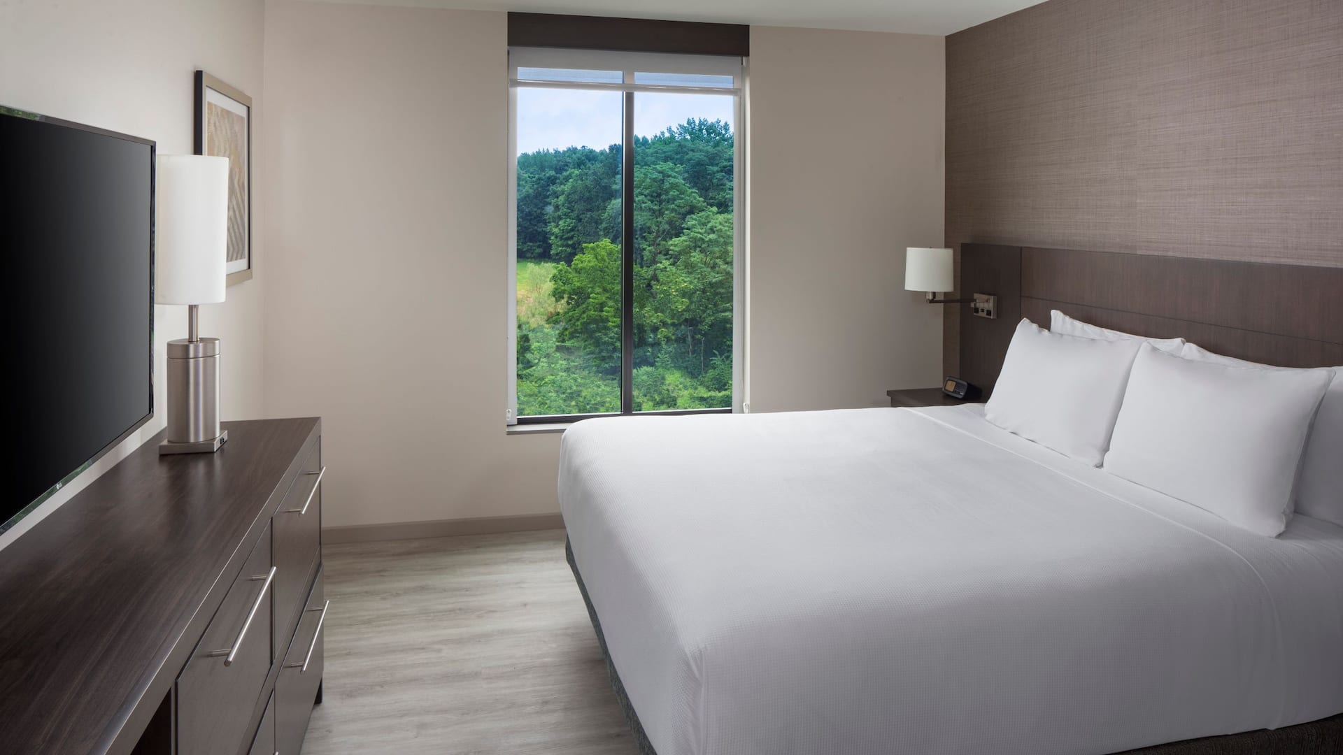 1 de 5 Hyatt Place Poughkeepsie Standard King Guestroom