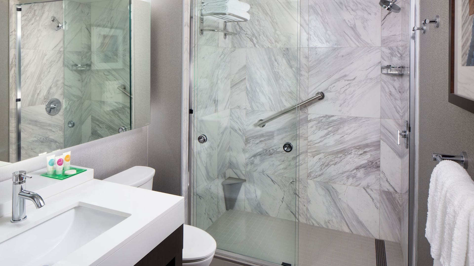5 de 5 Hyatt Place Poughkeepsie Guest Bathroom with Shower
