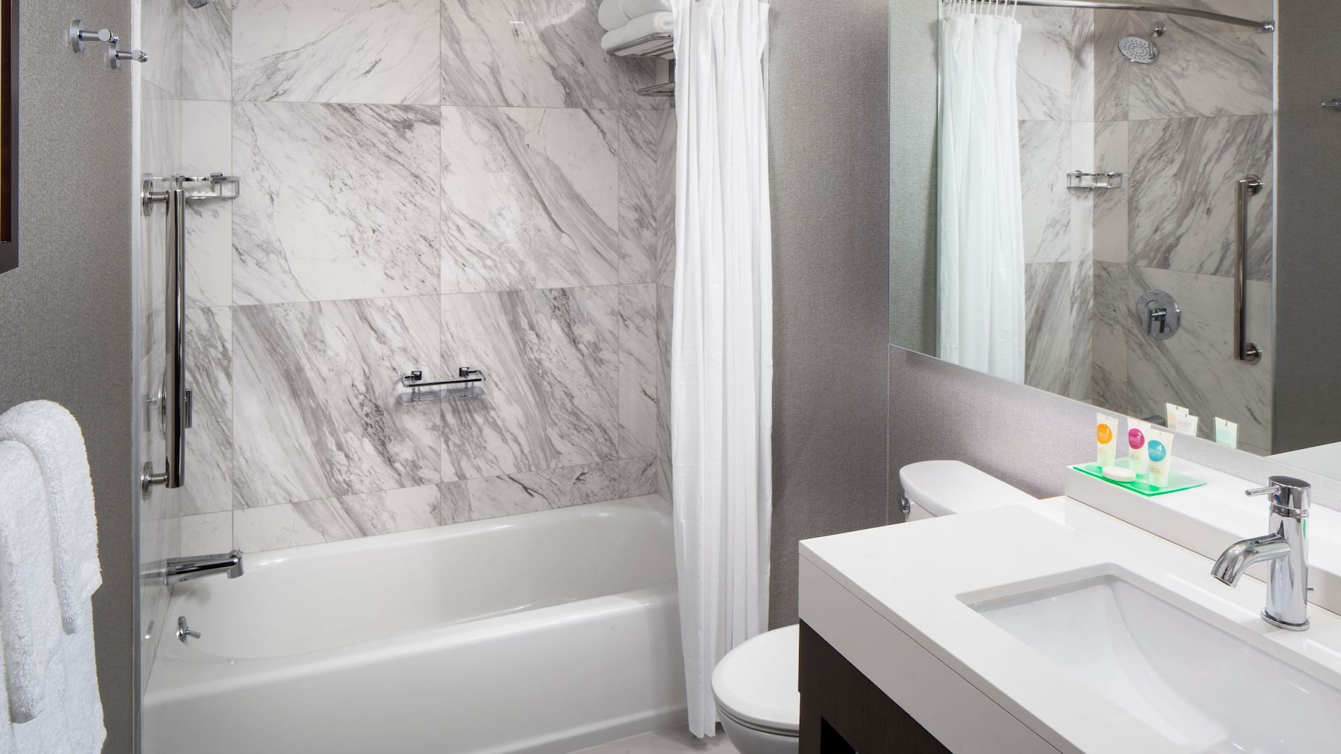 2 de 2 Hyatt Place Poughkeepsie Guest Bathroom with Bathtub
