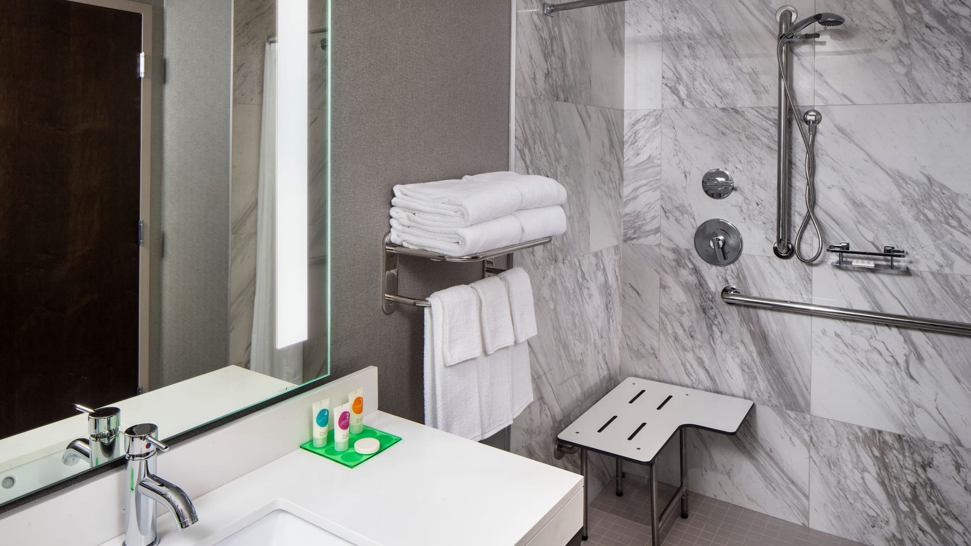 2 de 2 Hyatt Place Poughkeepsie Accessible Bathroom