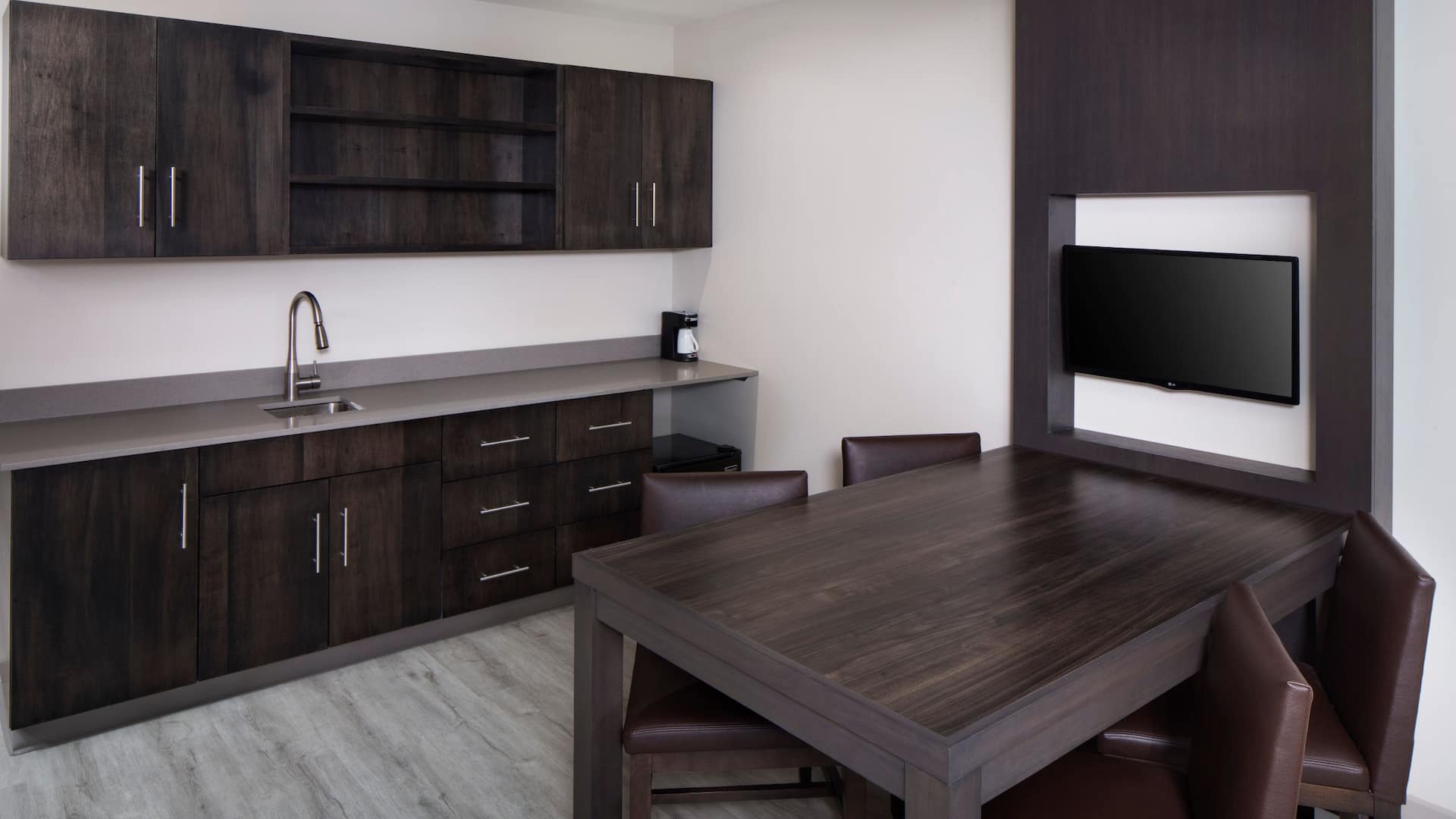 2 de 4 Hyatt Place Poughkeepsie One Bedroom Suite Dining Area