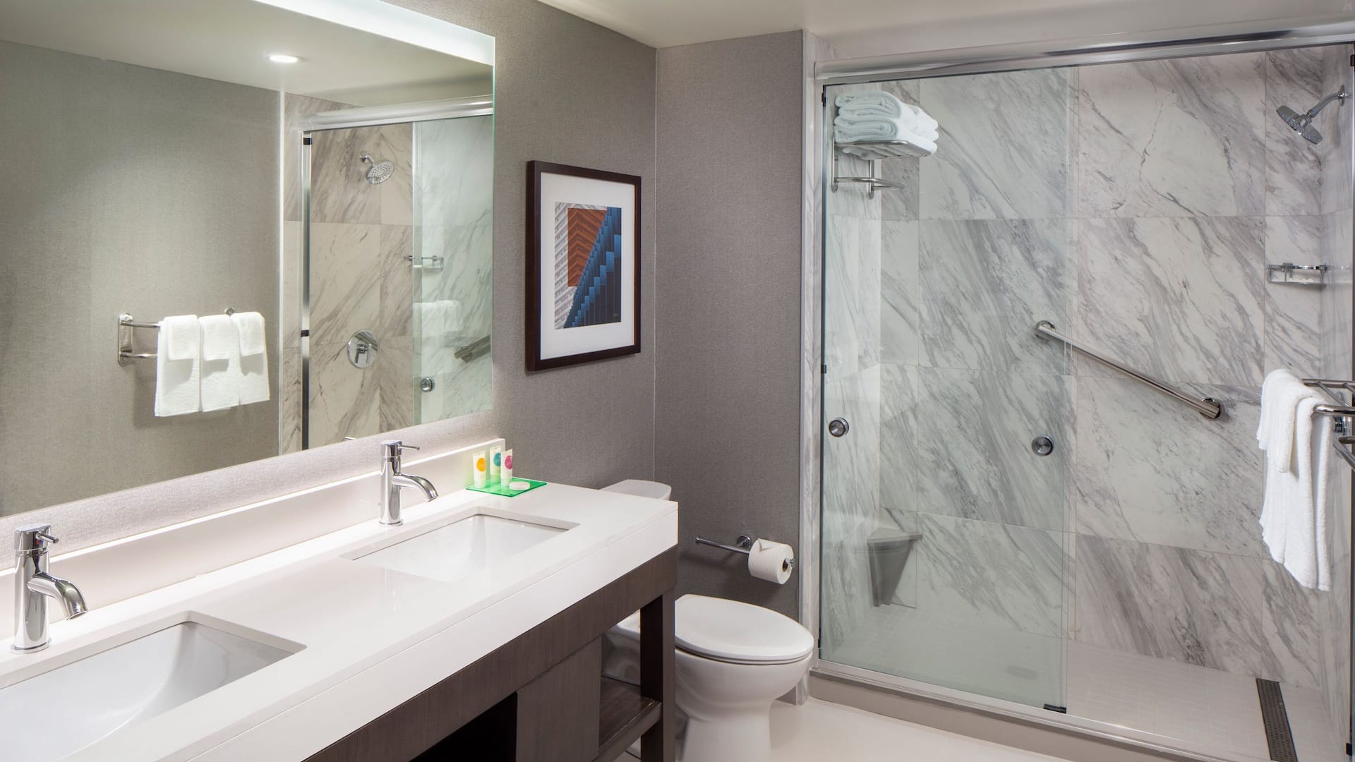 3 de 4 Hyatt Place Poughkeepsie Suite Bathroom