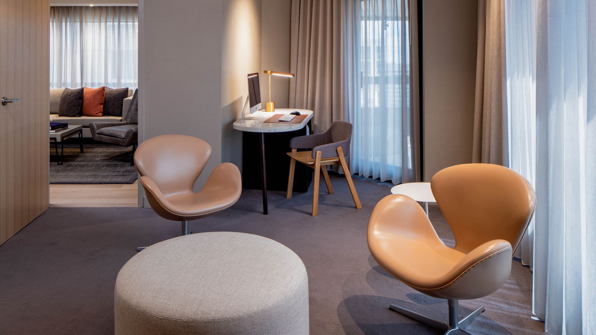 第 2，共 15 Hyatt Regency Crystal City at Reagan National Airport Med Suite Desk