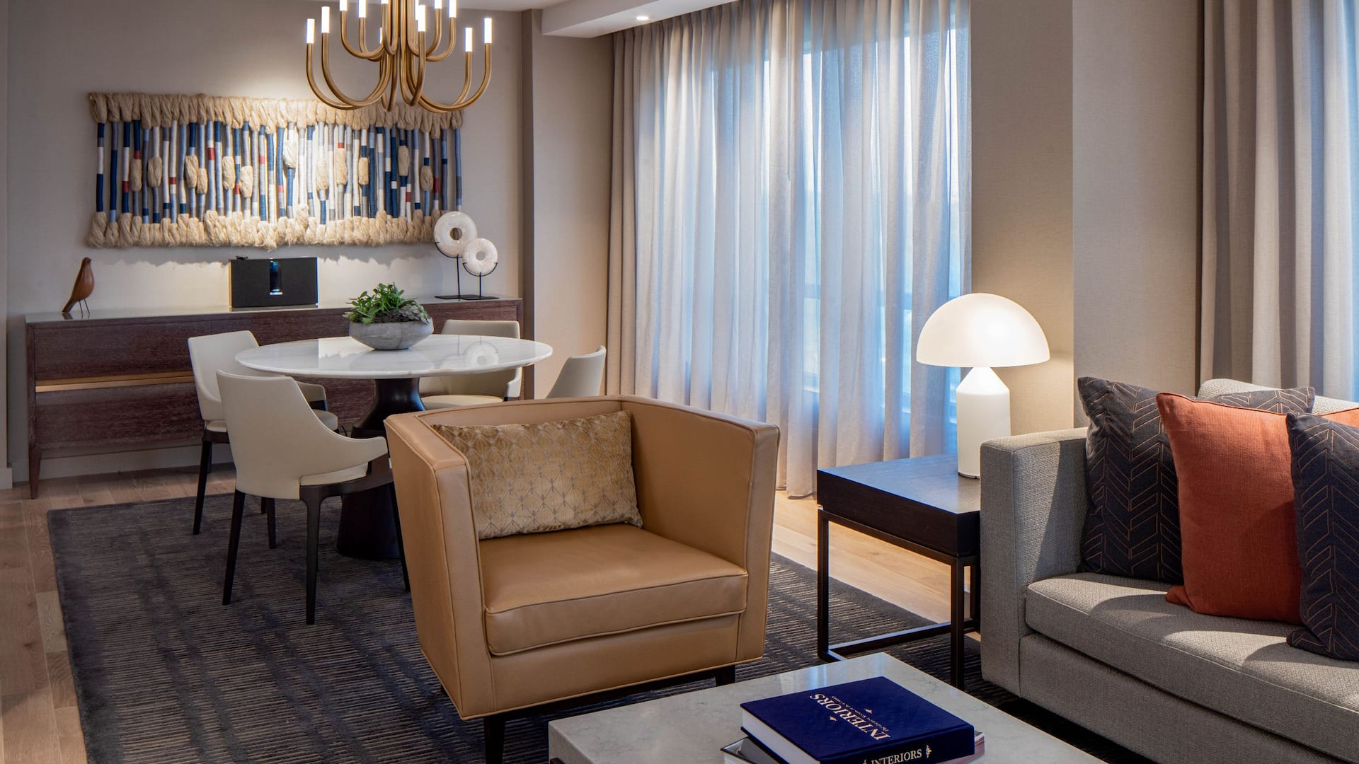 第 5，共 15 Hyatt Regency Crystal City at Reagan National Airport Med Suite Living Area