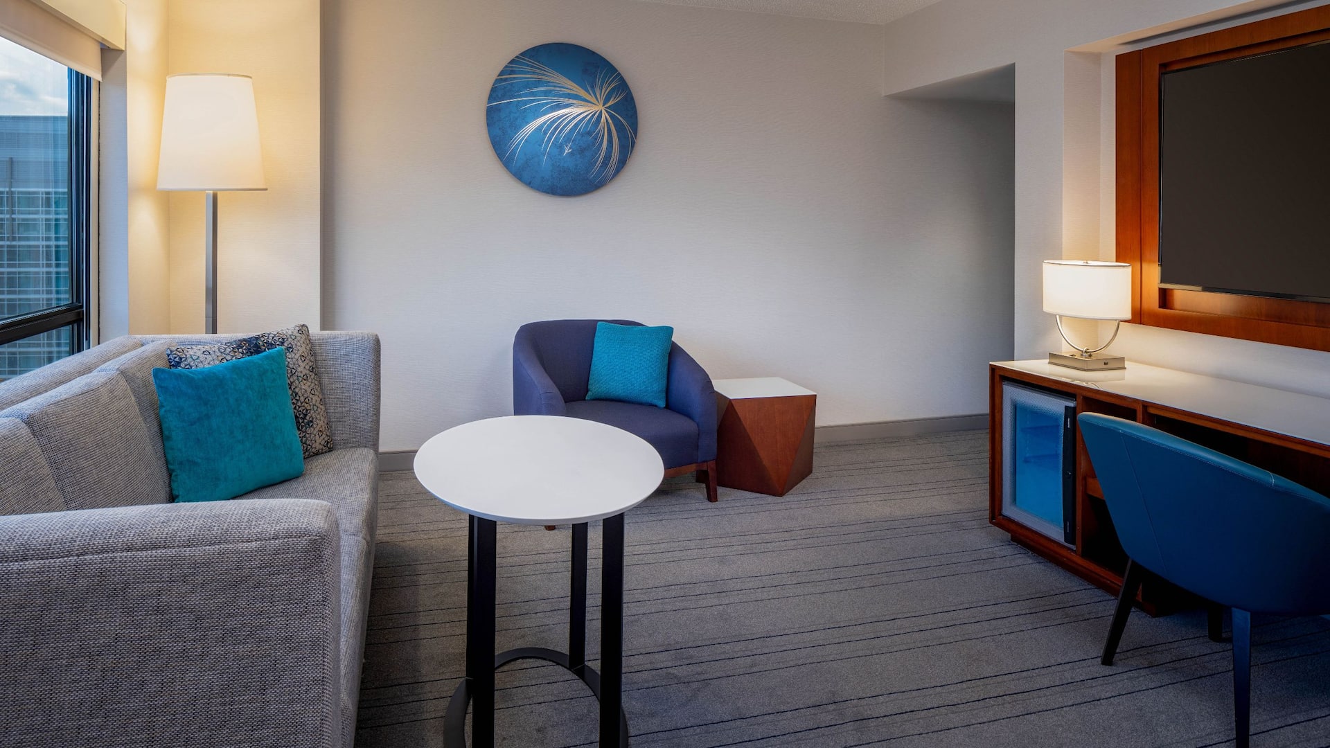 第 2，共 4 Hyatt Regency Crystal City at Reagan National Airport Small Suite Living Area