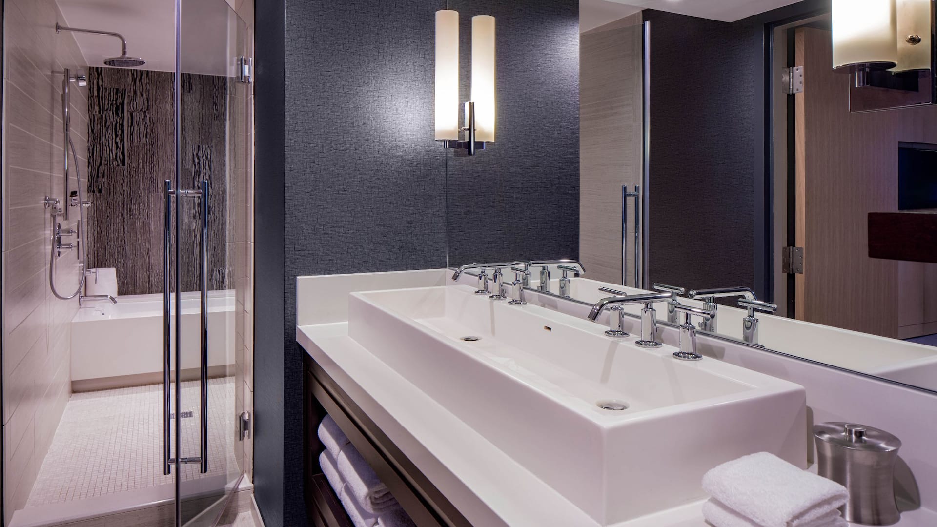 第 2，共 14 Hyatt Regency Crystal City at Reagan National Airport Suite Bathroom