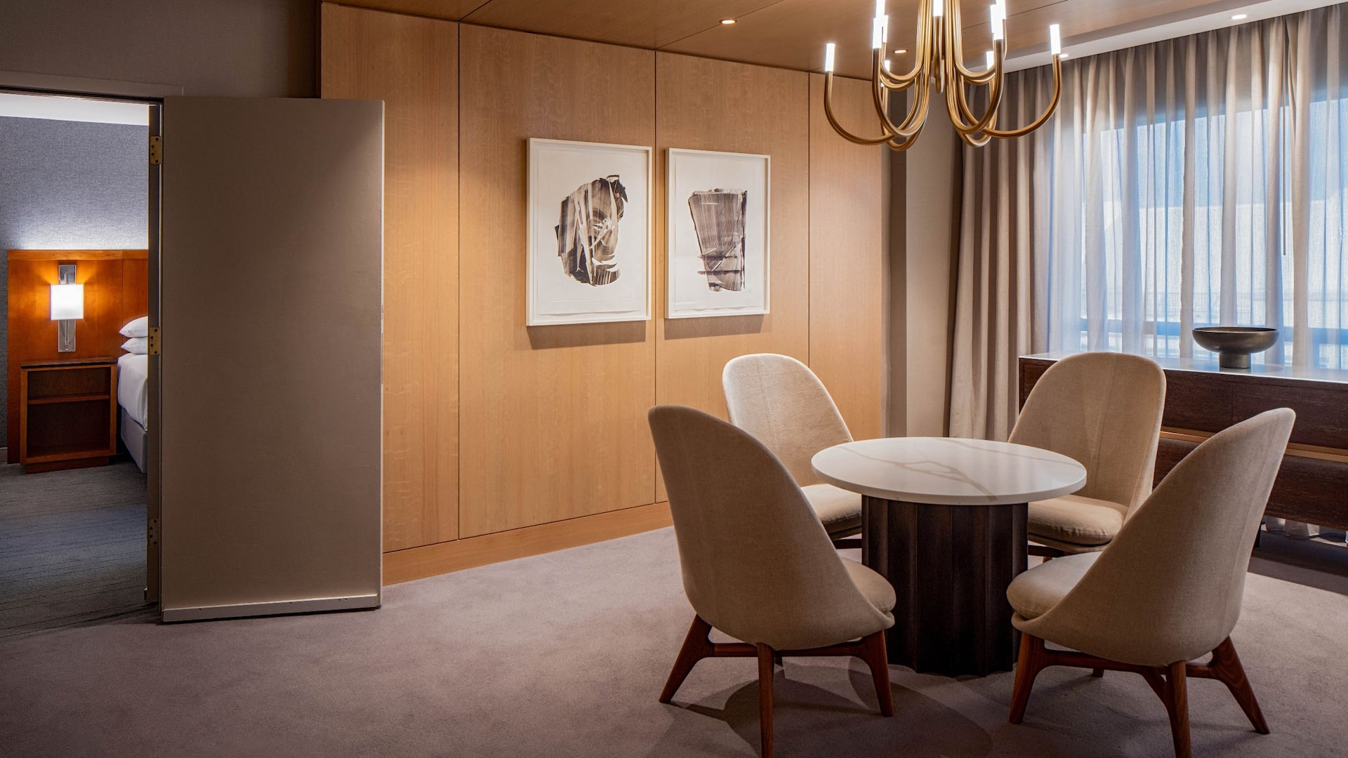 第 2，共 5 Hyatt Regency Crystal City at Reagan National Airport Large Suite Dining Area