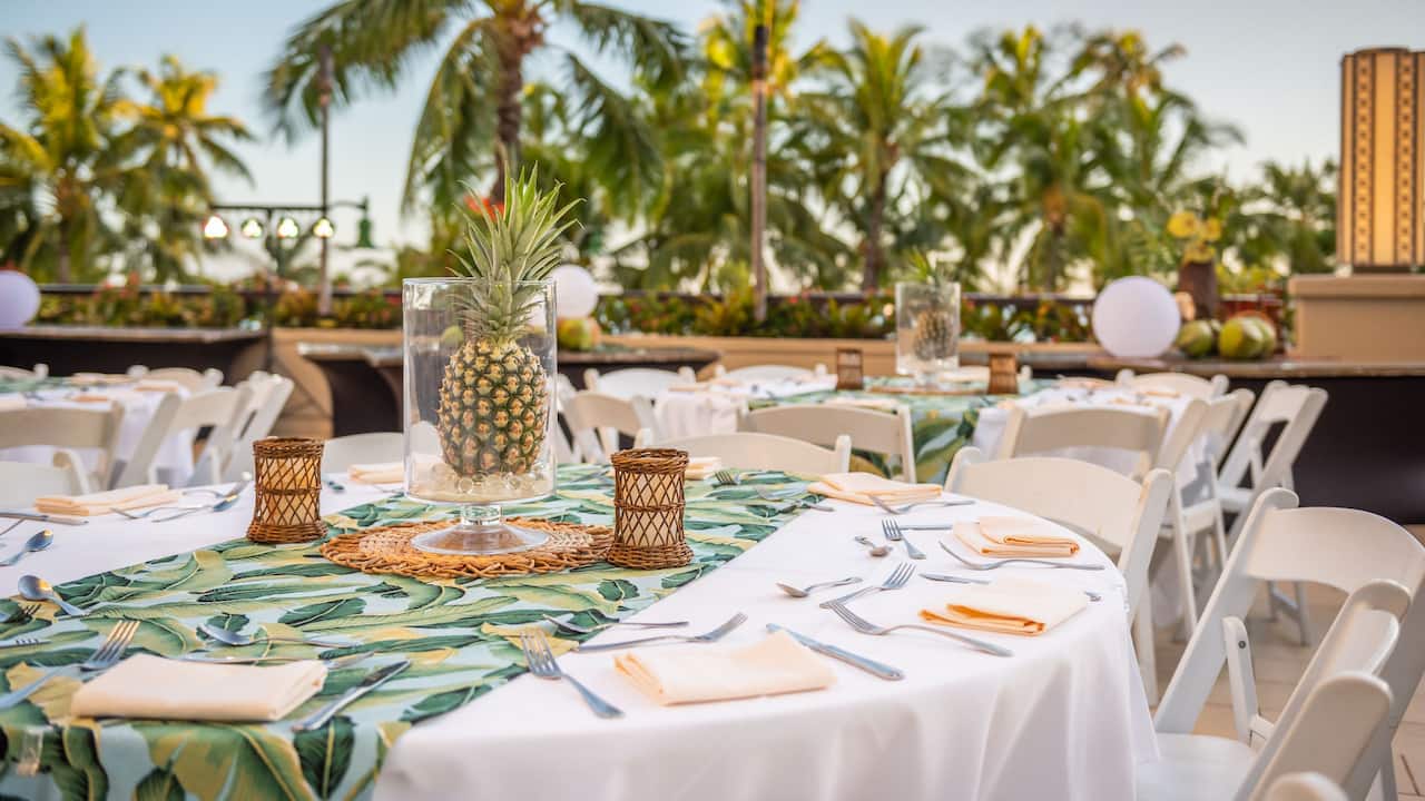 Outdoor dining at an outdoor venue in Waikiki