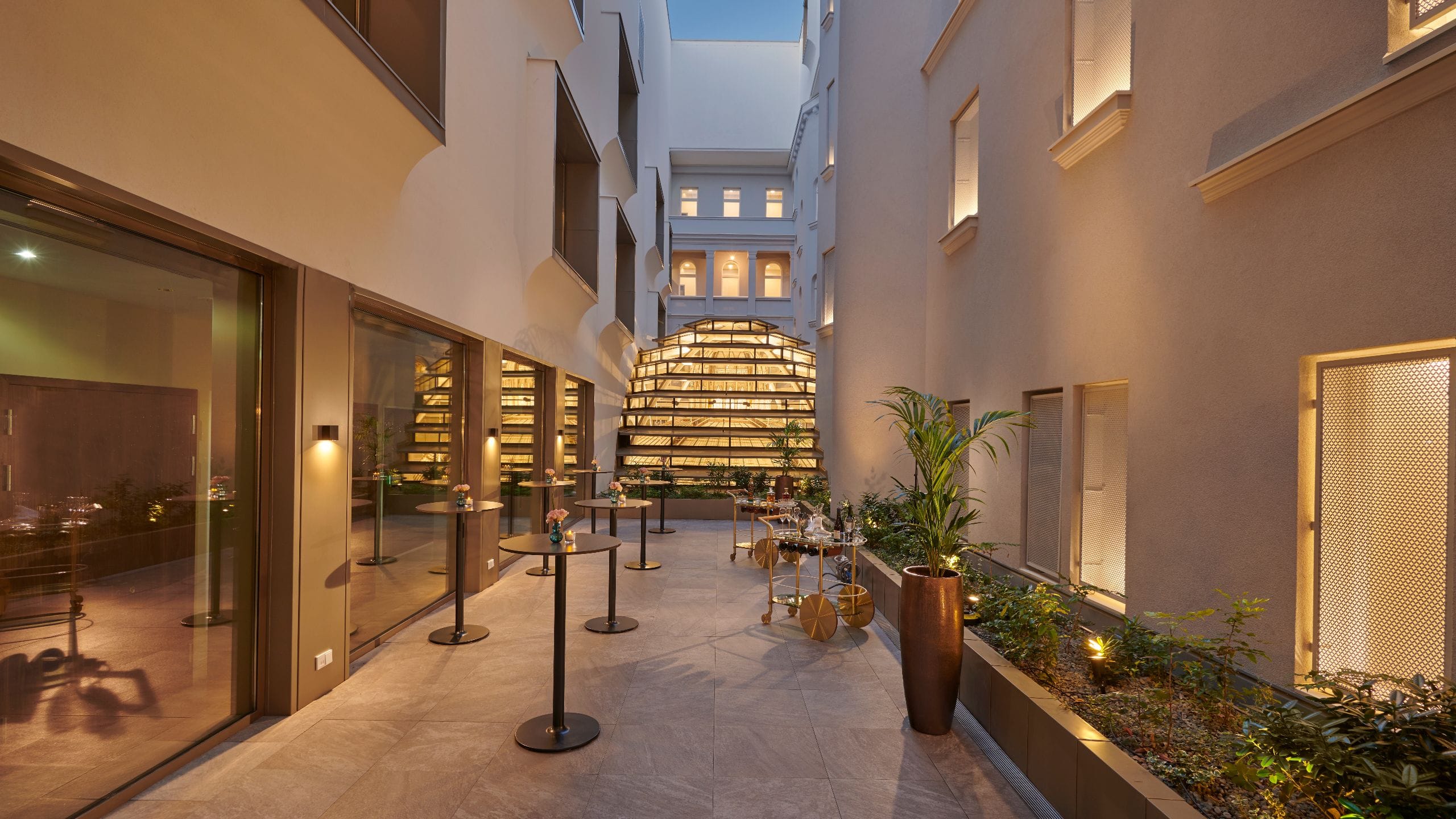Párisi Udvar Hotel Budapest Courtyard Nighttime