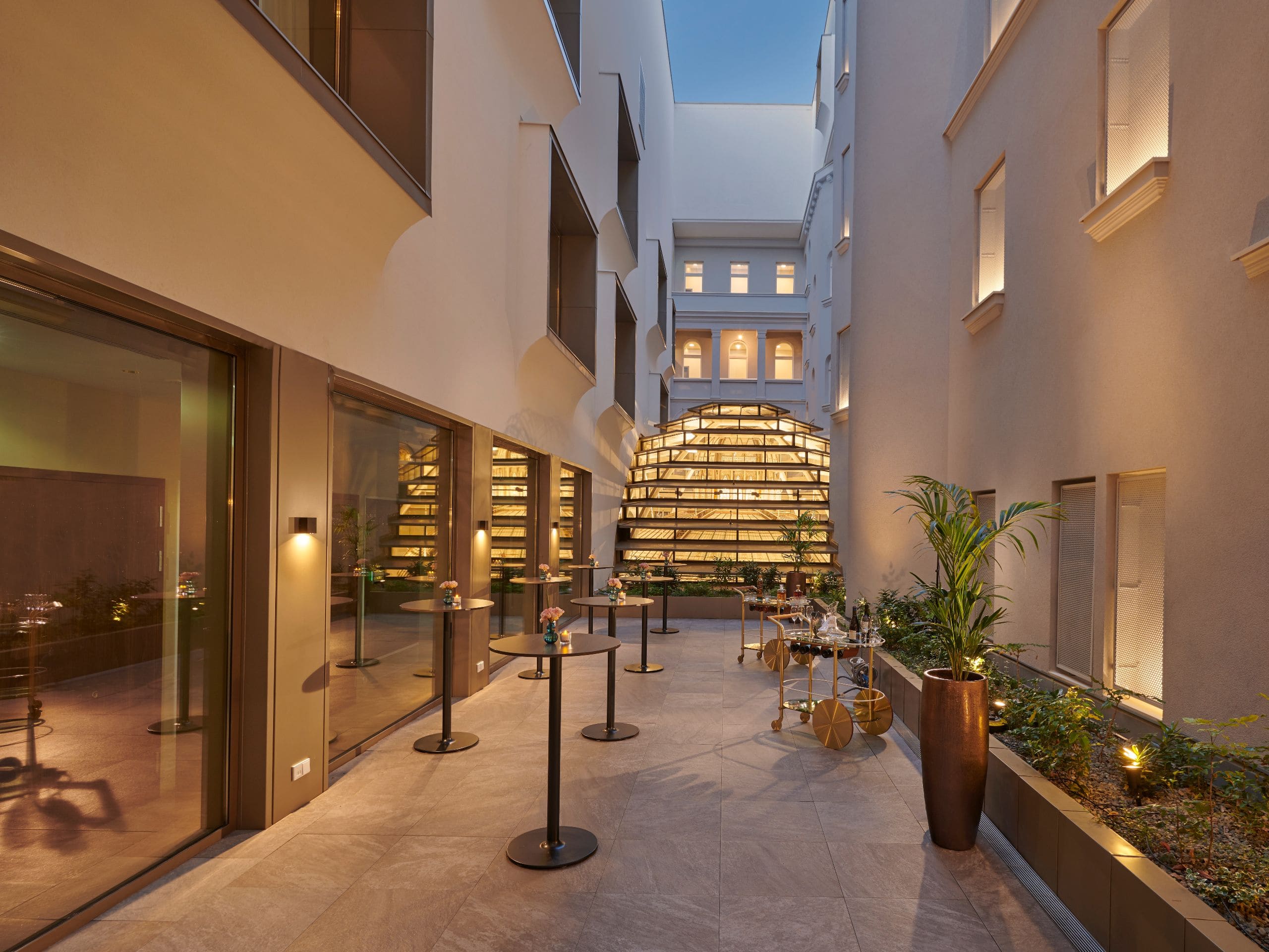 Párisi Udvar Hotel Budapest Courtyard Nighttime