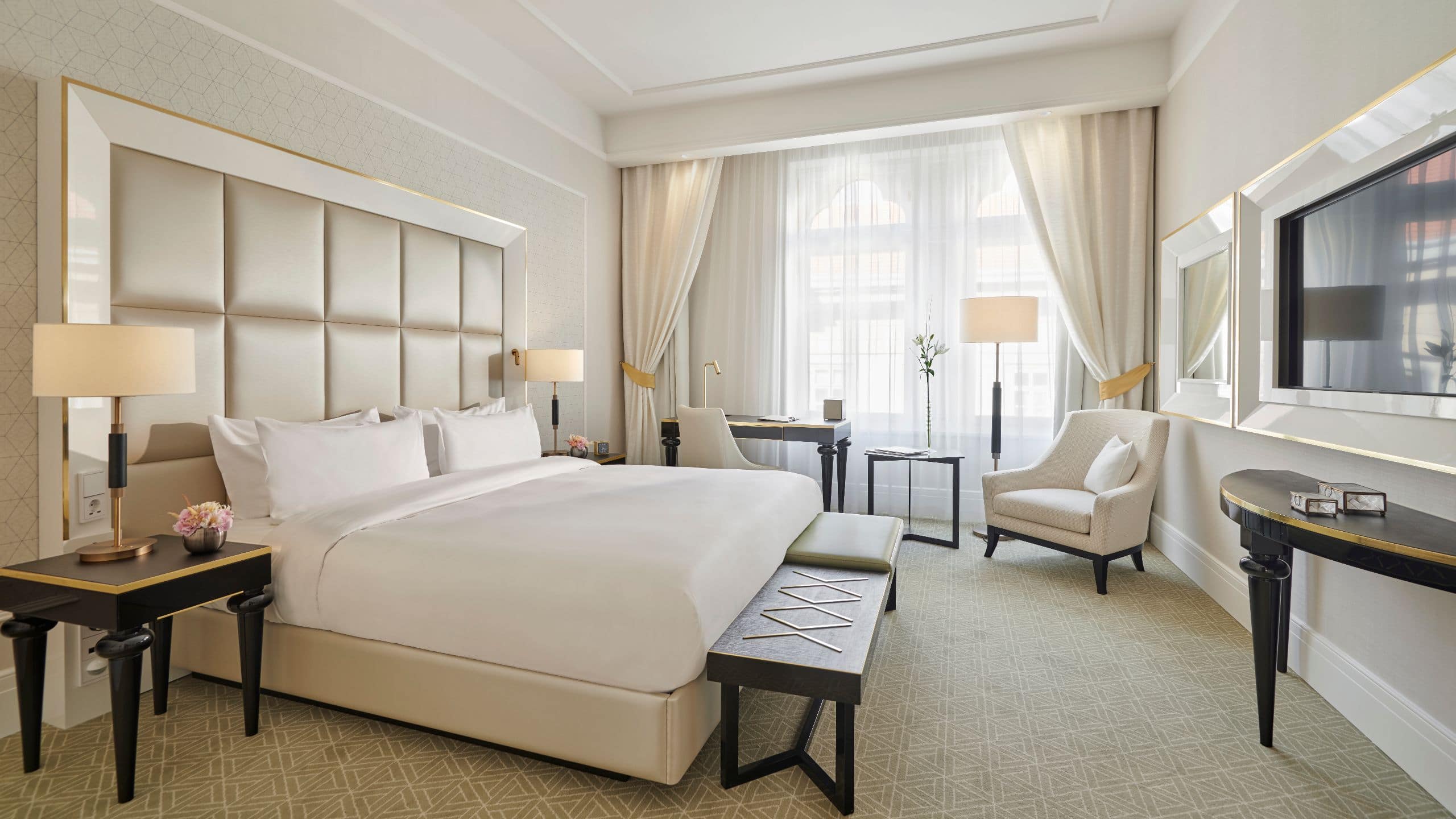 1/9 Párisi Udvar Hotel Budapest King Bed Guestroom