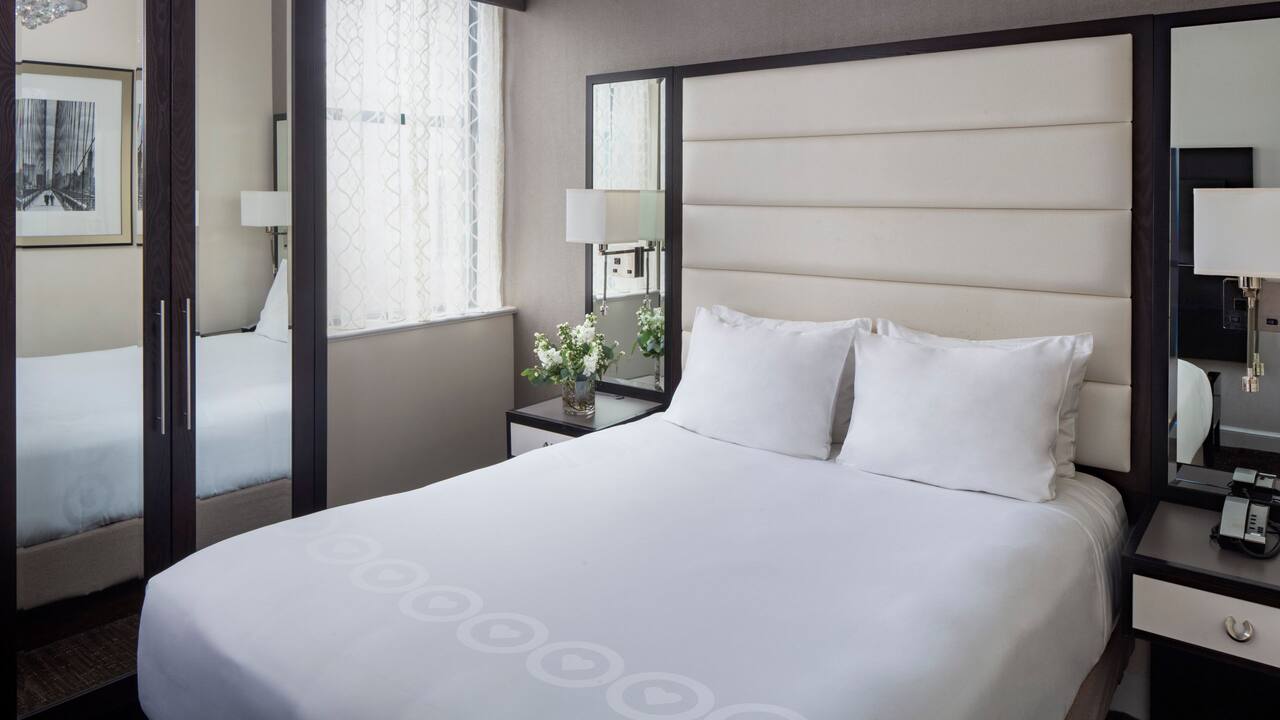 1 Queen Bed