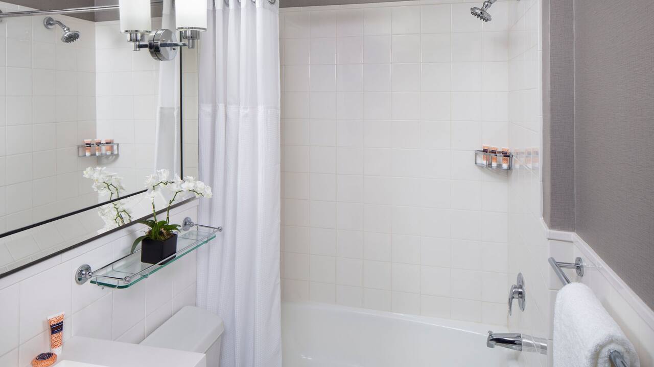 1 Queen Bed Bathroom