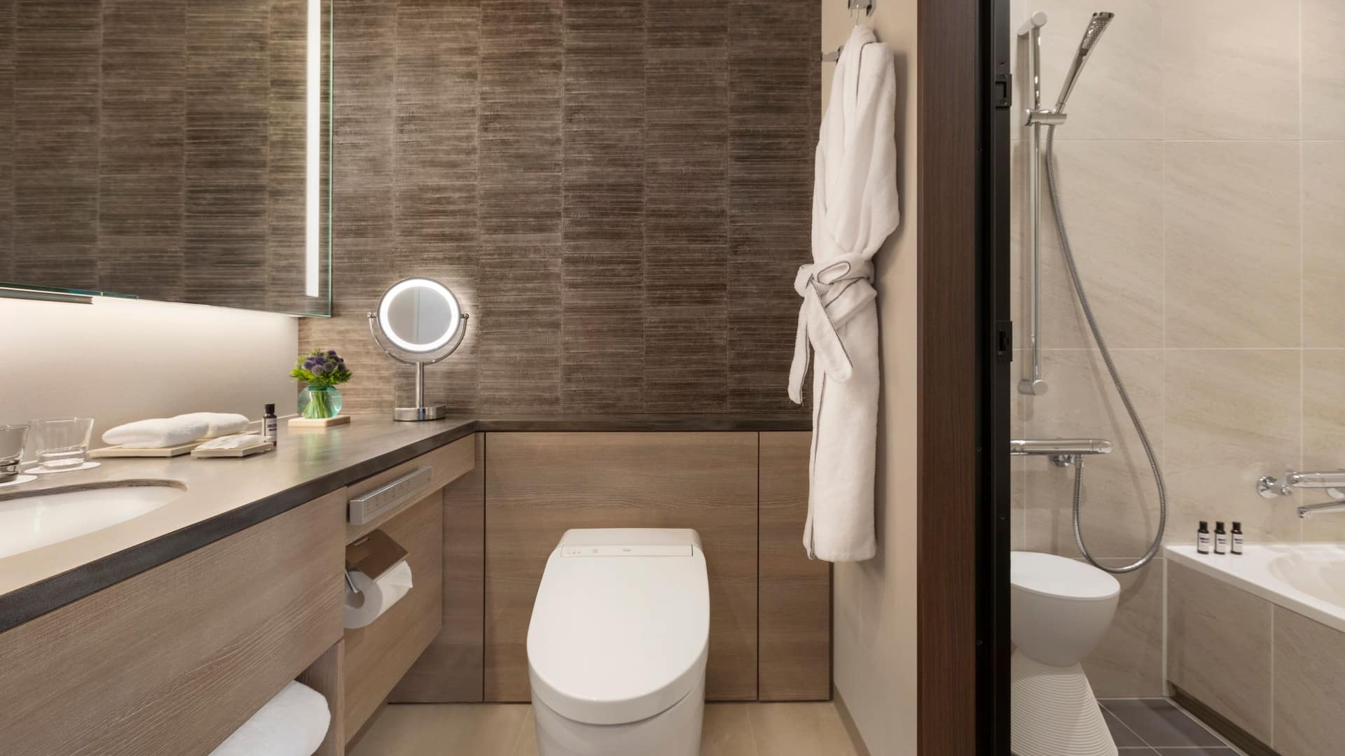 2 von 2 Guestroom Bathroom