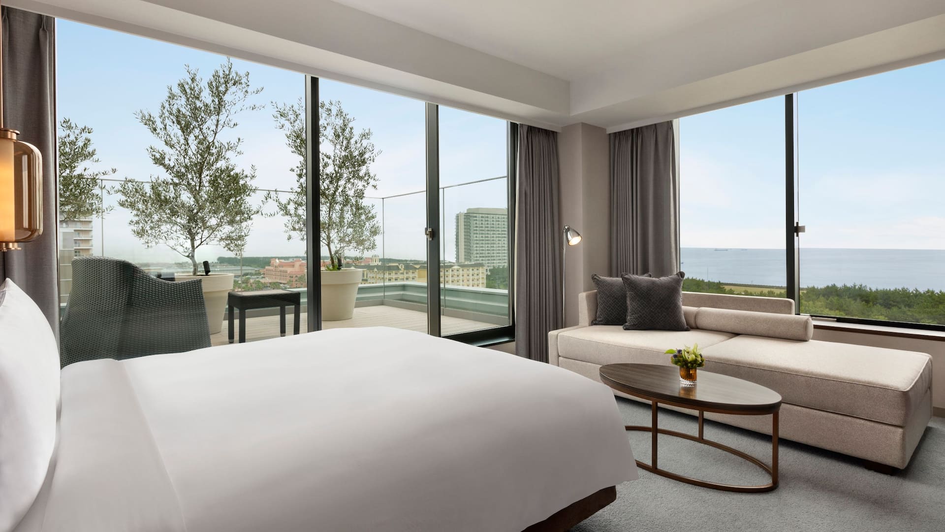 1 von 2 Terrace King Guestroom
