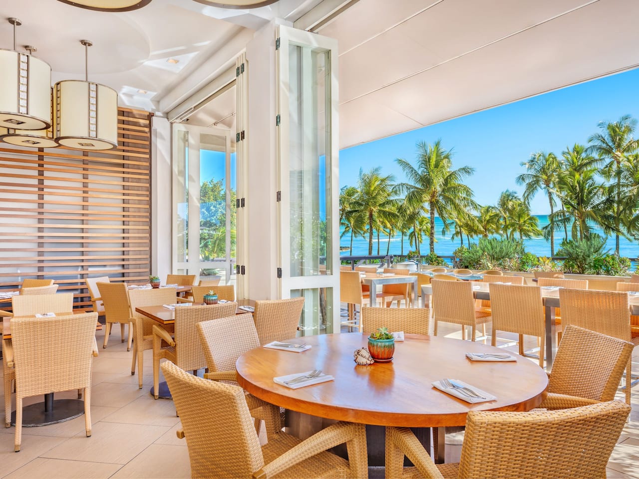 Restaurant in Waikiki Beach with oceanfront view