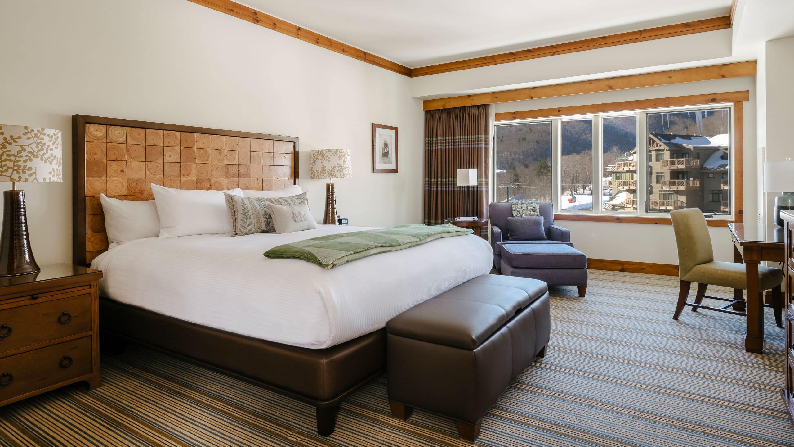 第 5，共 6 The Lodge at Spruce Peak Penthouse Bedroom