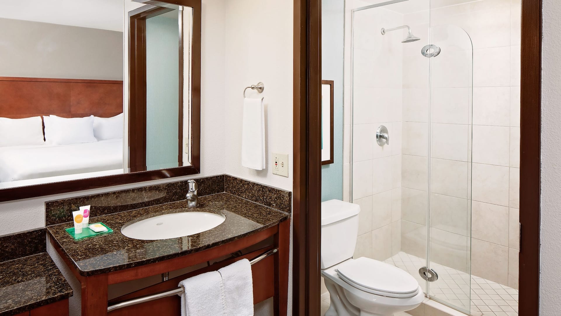 第 3，共 3 Hyatt Place Ontario/Rancho Cucamonga Guest Bathroom with Shower