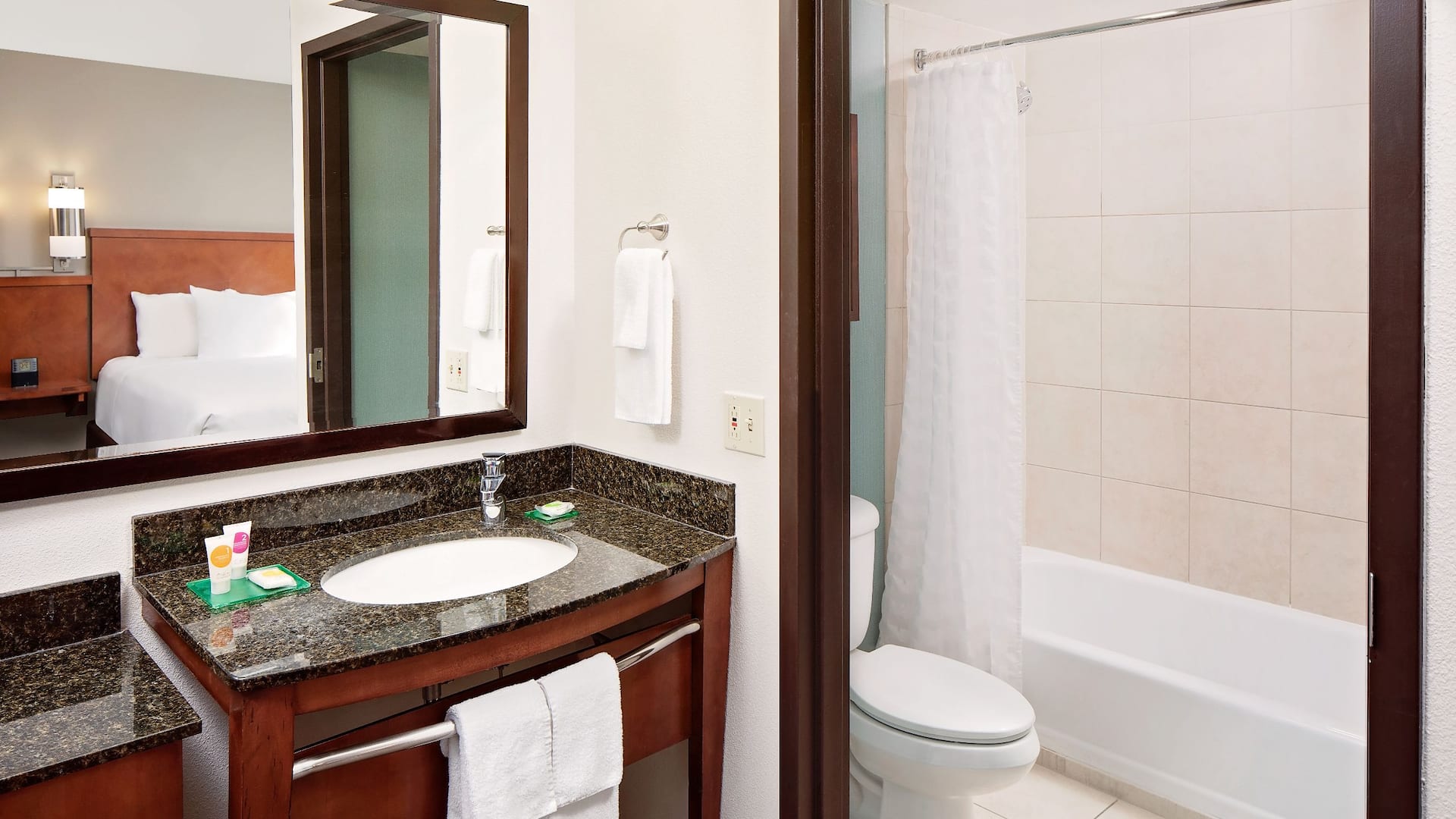 第 4，共 4 Hyatt Place Ontario/Rancho Cucamonga Guest Bathroom with Bathtub