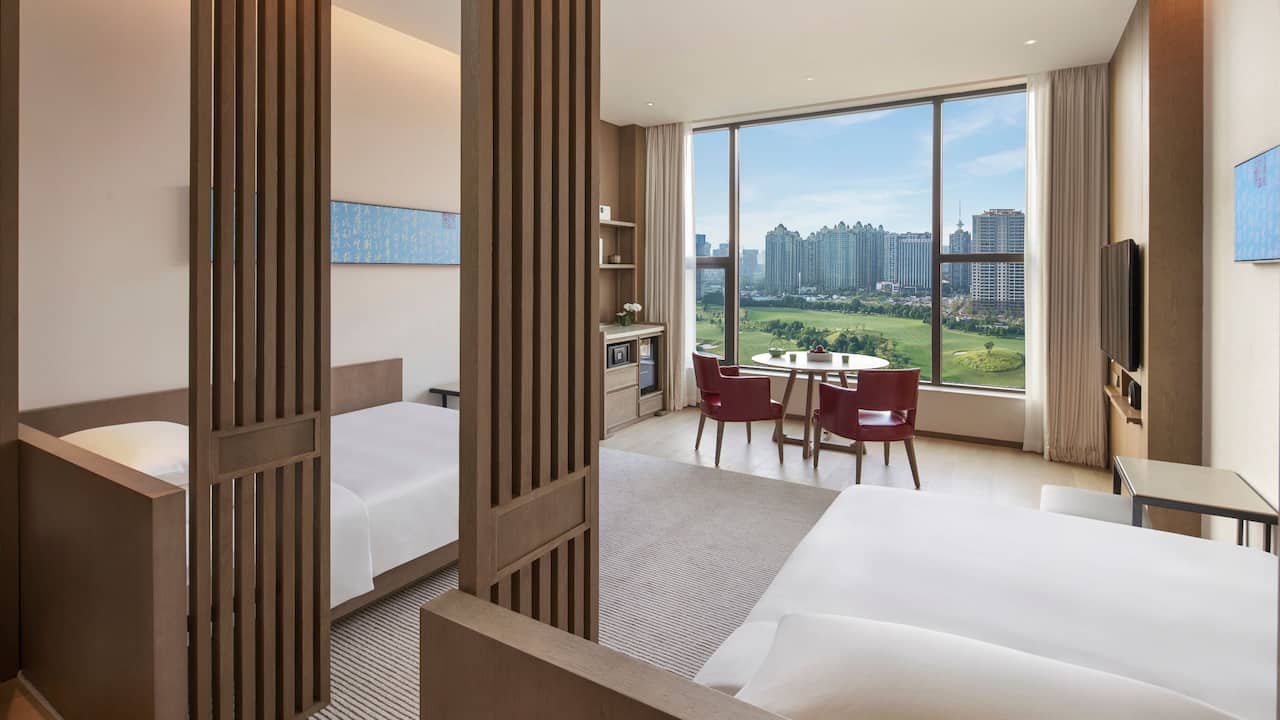 Two Twins Guestroom Golfcourse View