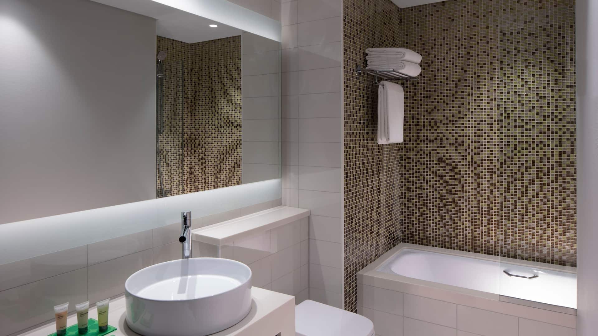 2 من 6 Hyatt Place Dubai Jumeirah Bathroom with Bathtub