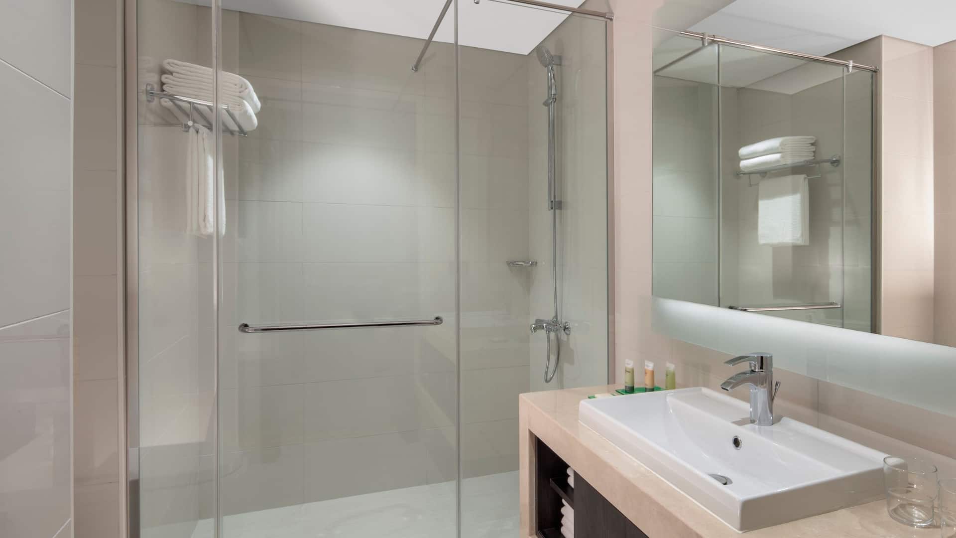 4 de 5 Hyatt Place Dubai Jumeirah Bathroom with Shower