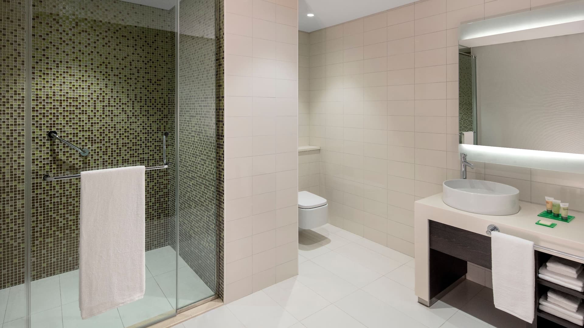 3 de 5 Hyatt Place Dubai Jumeirah Bathroom with Walk In Shower