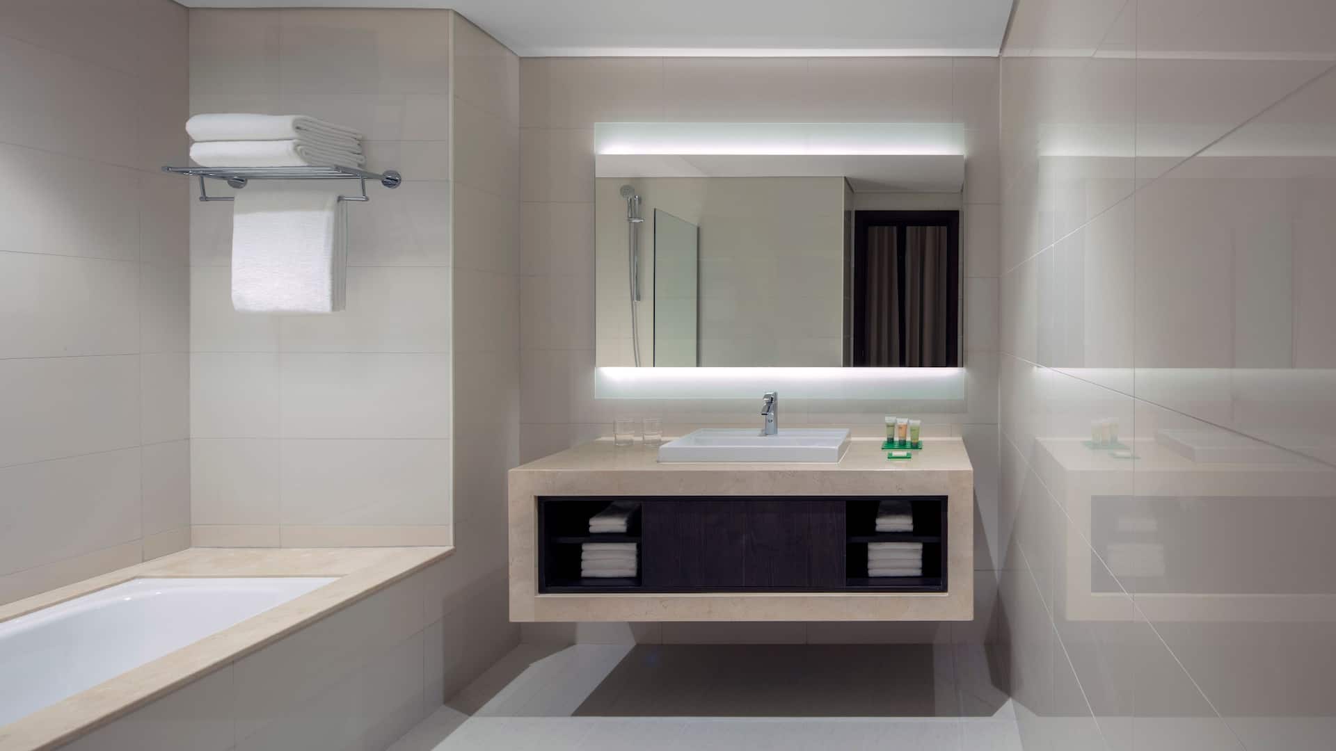 3 من 6 Hyatt Place Dubai Jumeirah Bathroom with Bathtub