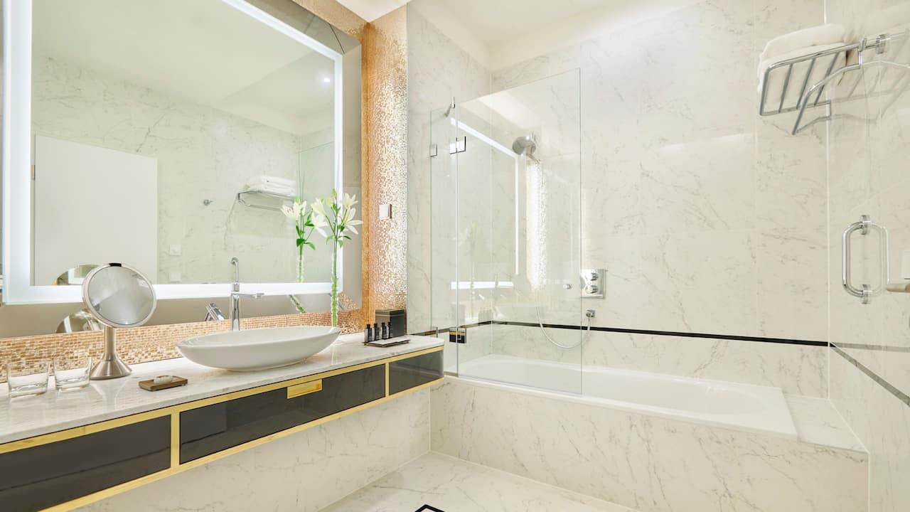 Parisi Udvar Hotel Budapest Standard Bathroom