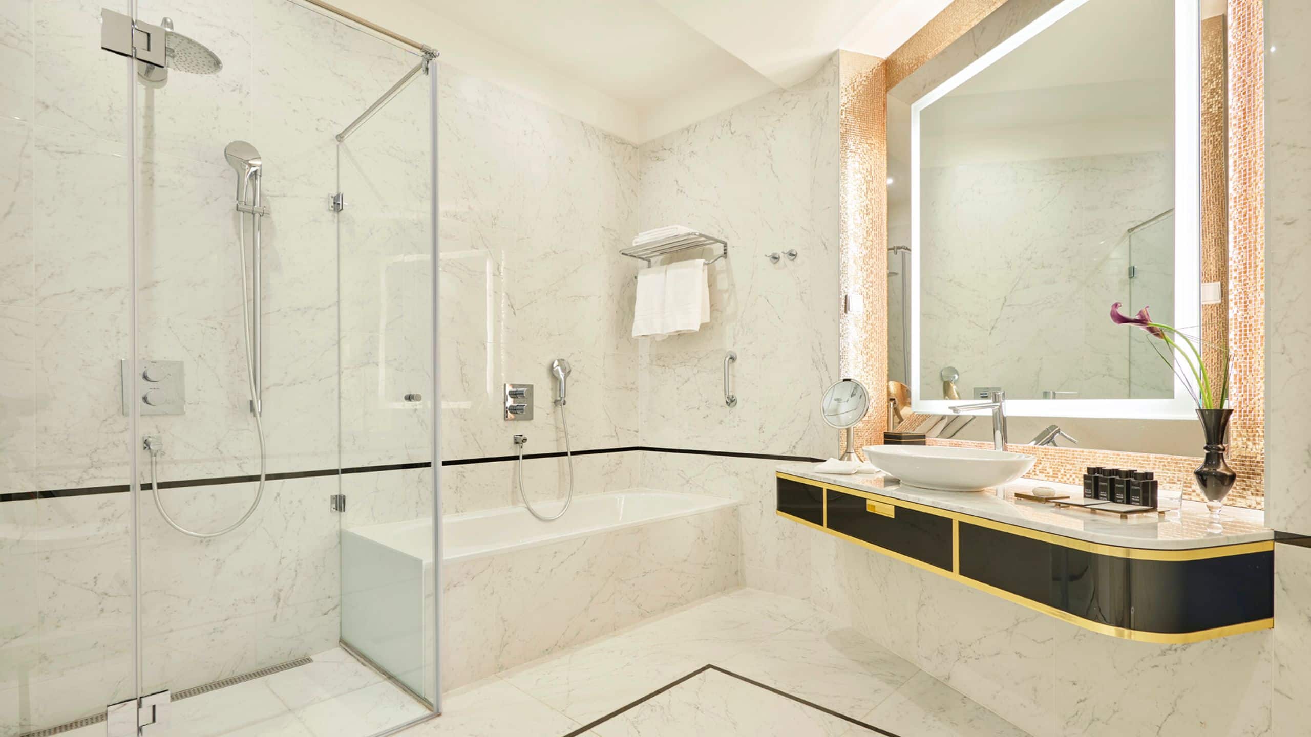 3/6 Párisi Udvar Hotel Budapest Brudern Suite Bathroom