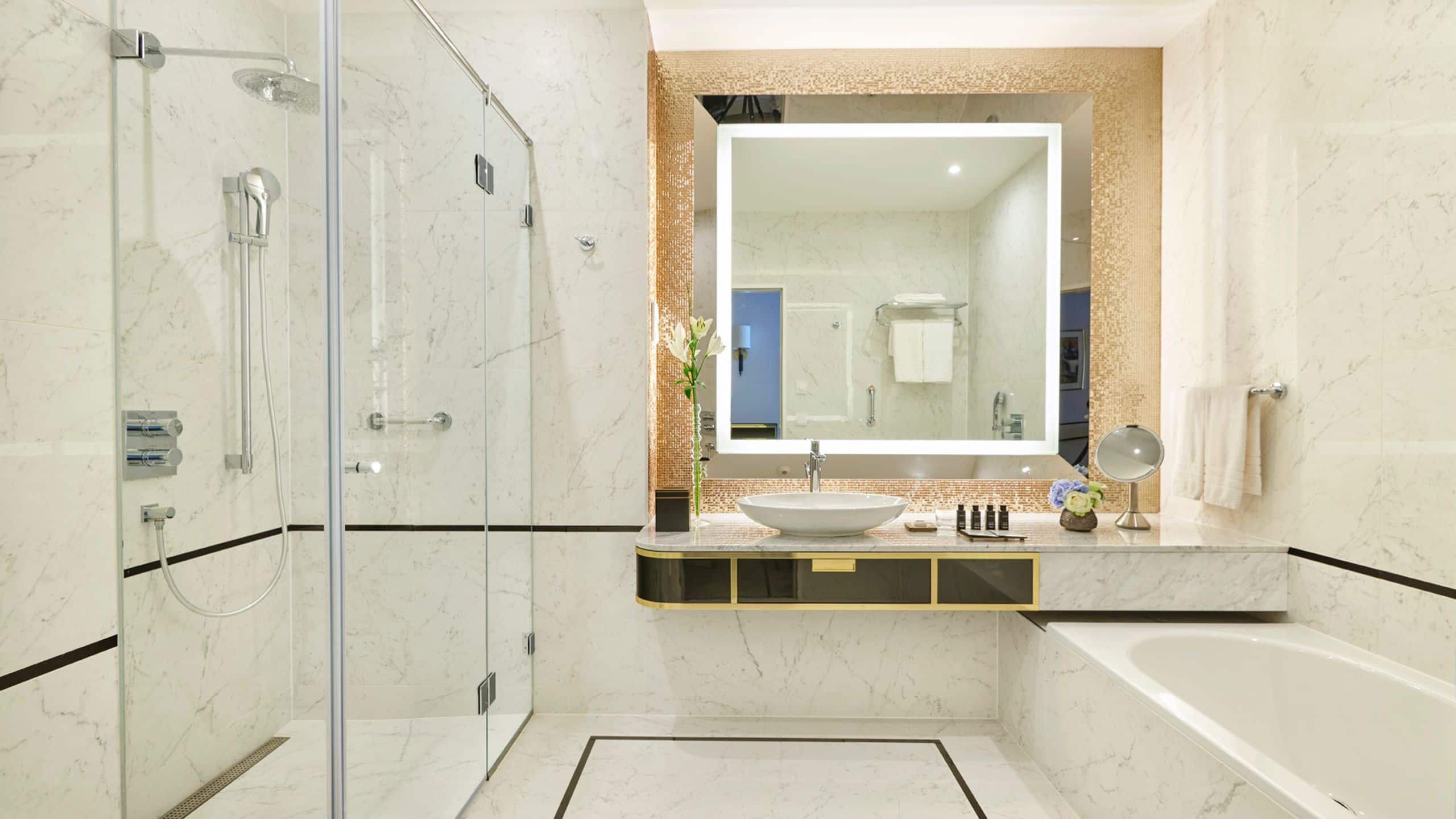 2/6 Párisi Udvar Hotel Budapest Deluxe Bathroom