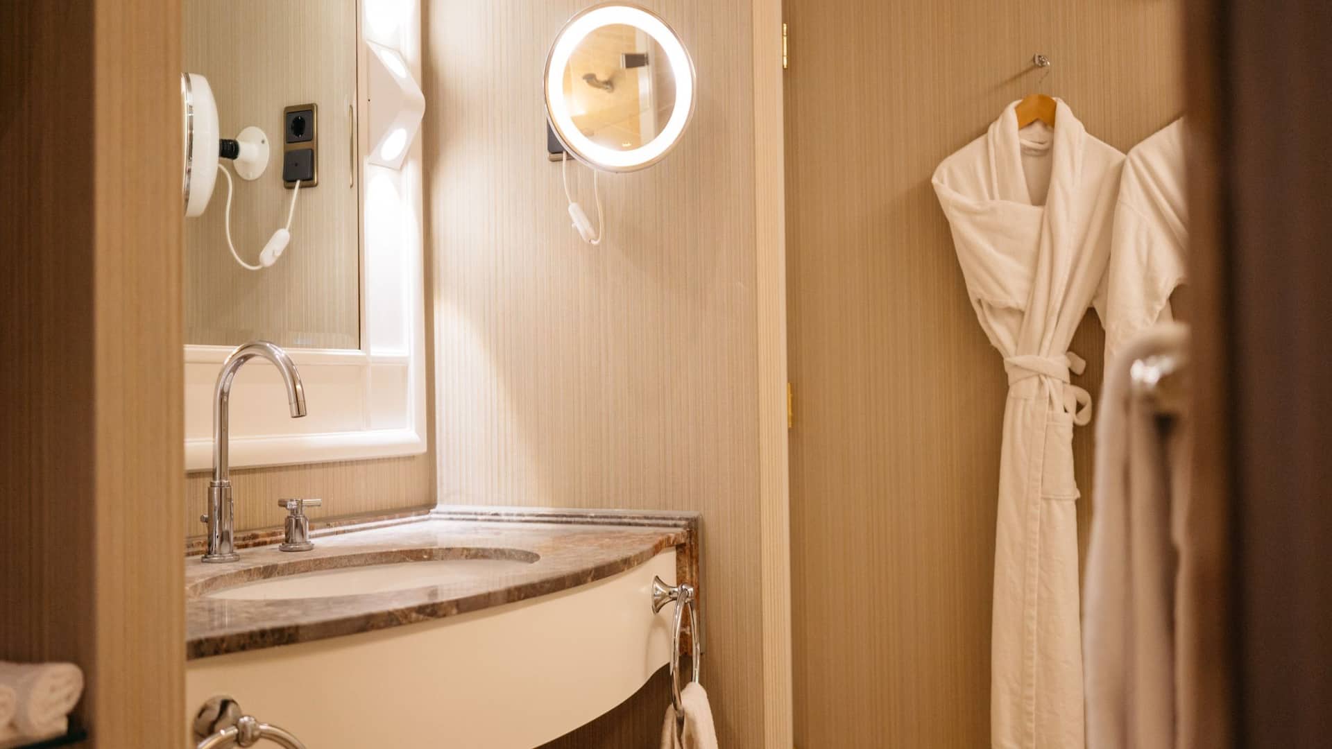 3 de 5 Washbasin faucet in the standard room of Hyatt Regency Cologne