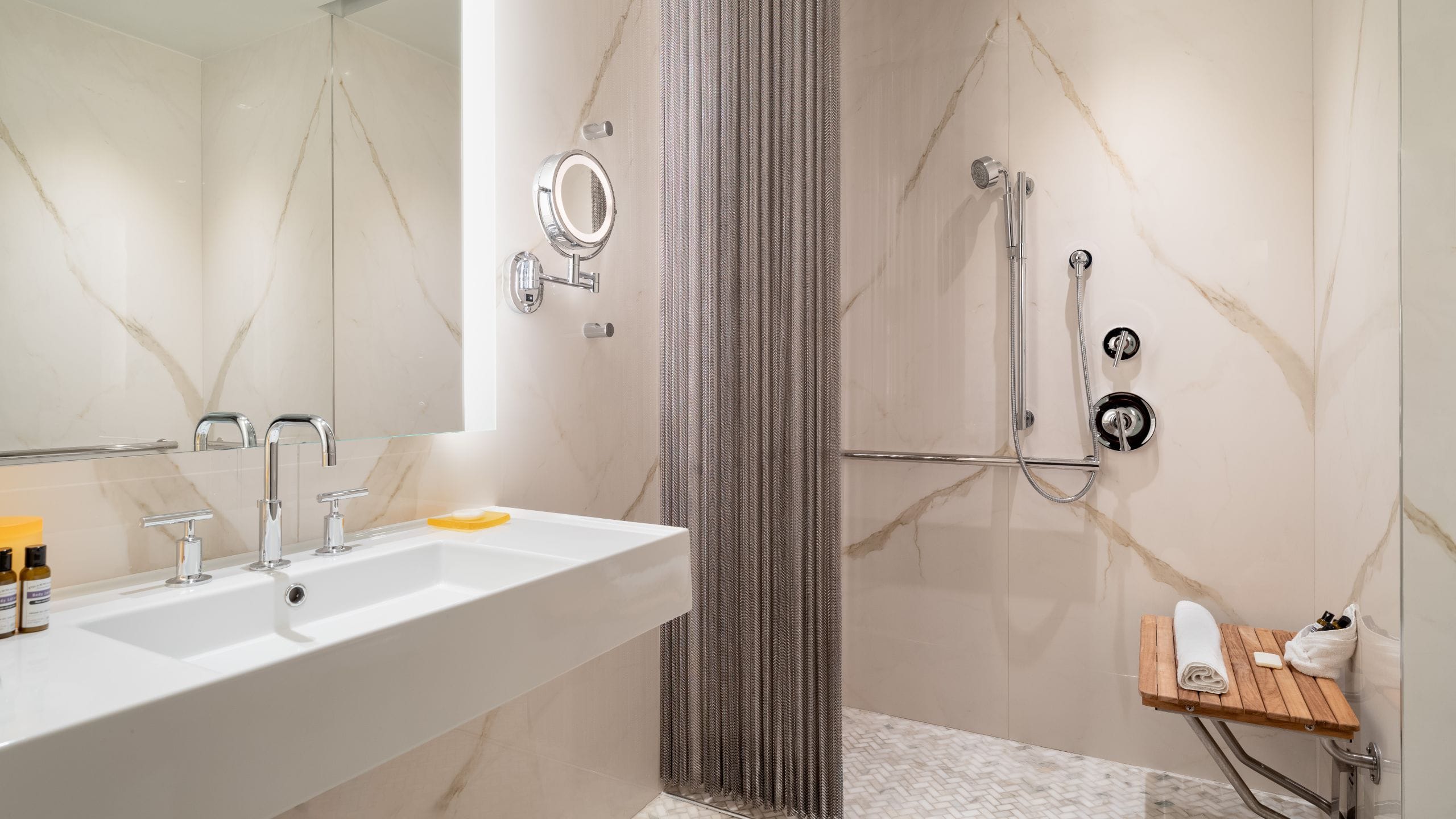 4 von 4 Hyatt Union Square New York Empyreal Suite ADA Shower