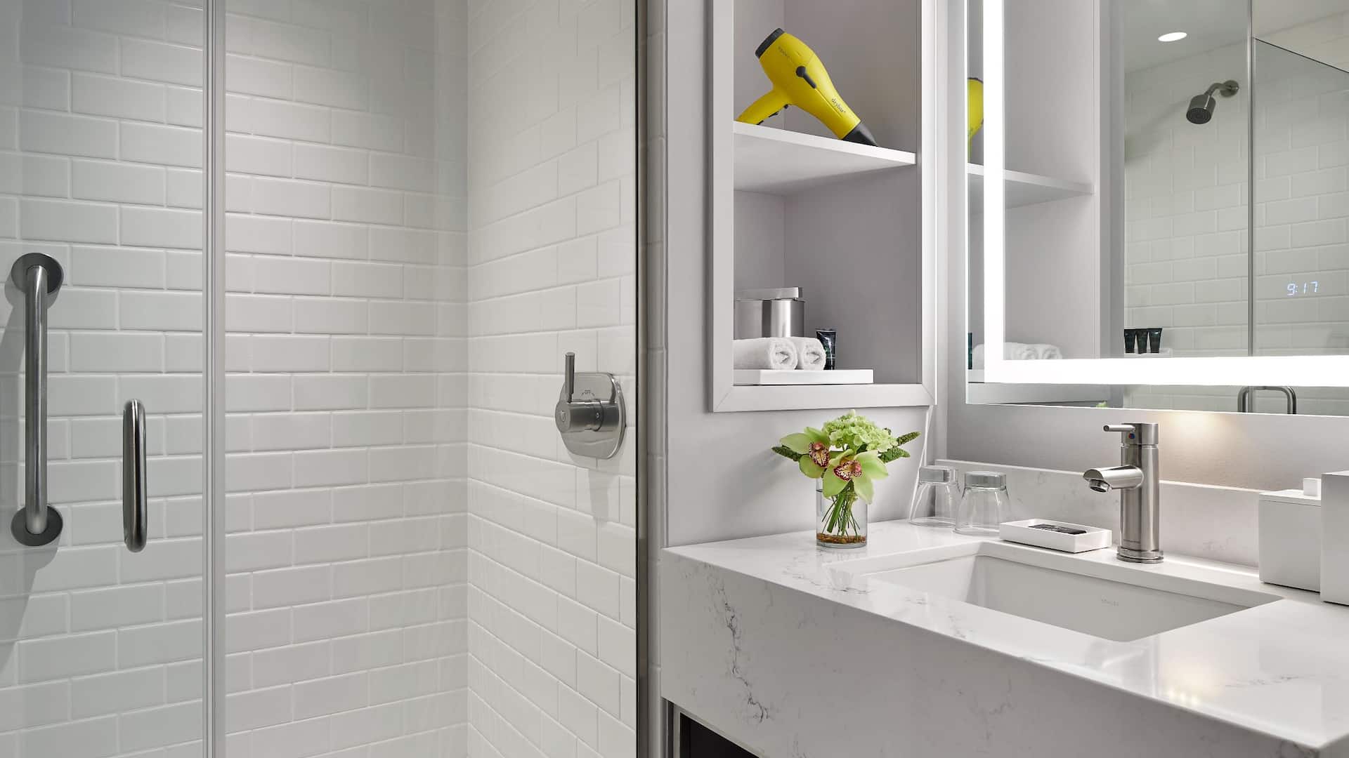 2 von 3 Hyatt Centric Old Town Alexandria Bathroom