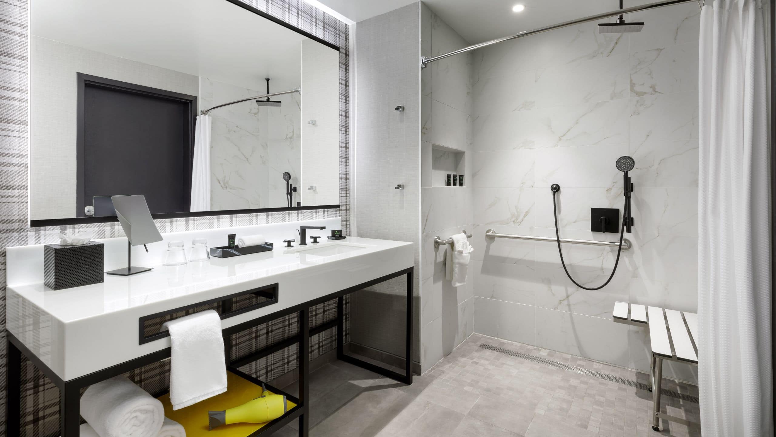 2 из 4 Hyatt Centric Mountain View ADA Shower