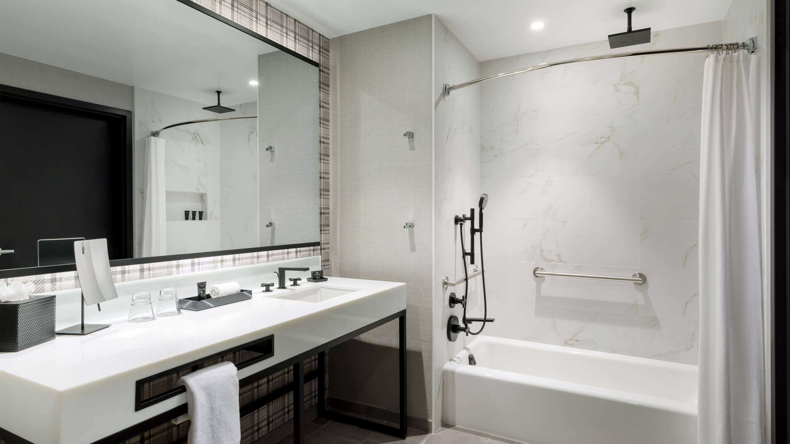 1 из 4 Hyatt Centric Mountain View ADA Tub