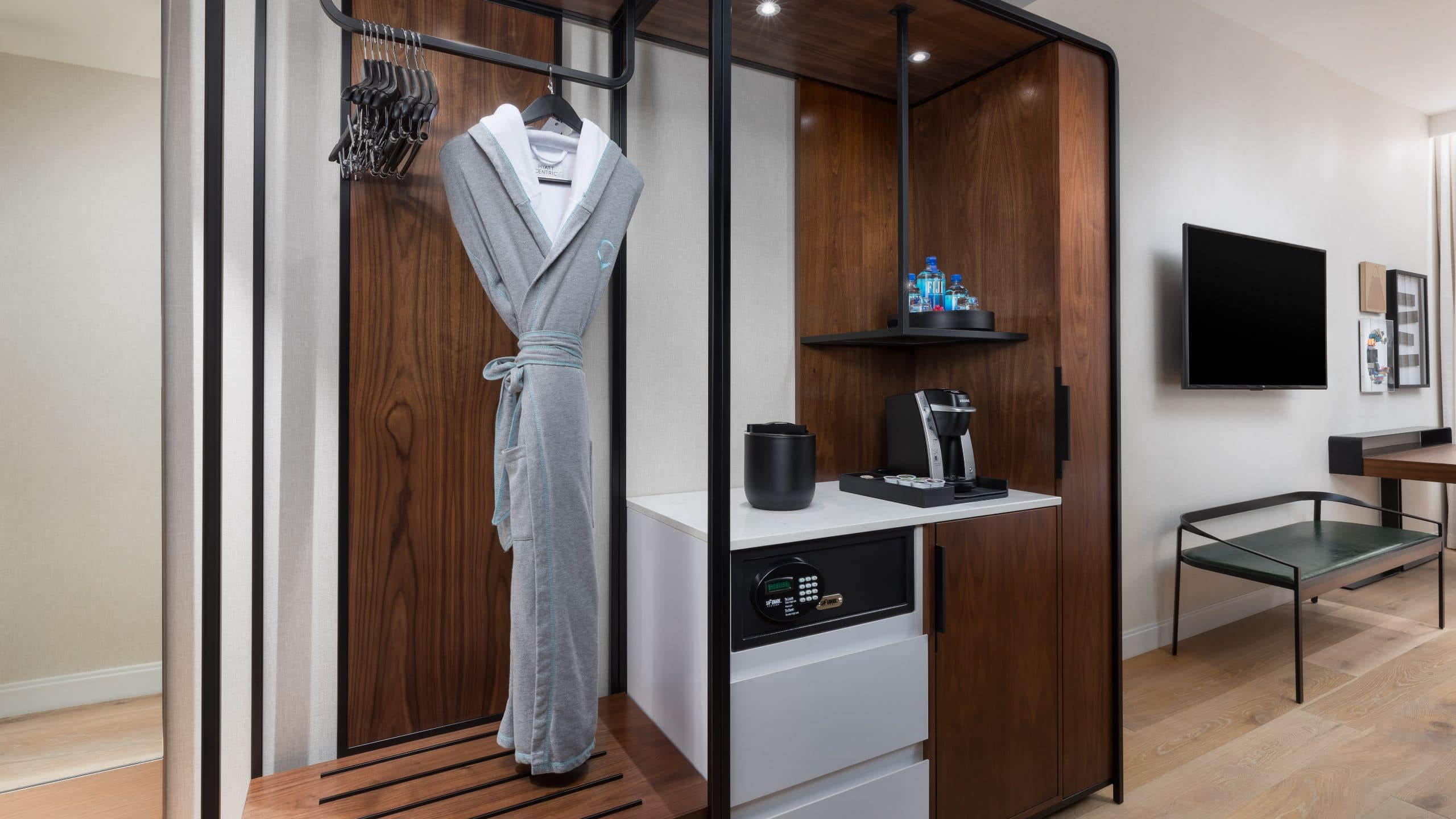 3 из 7 Hyatt Centric Mountain View Amenities Closet