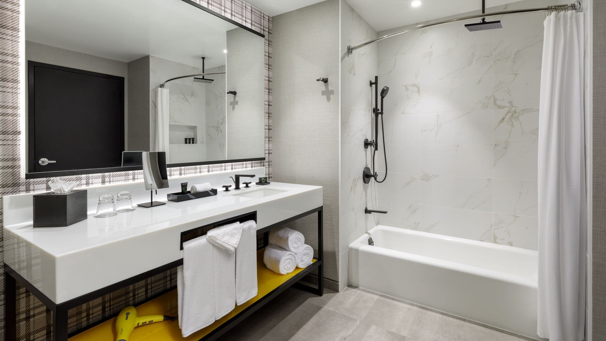 4 von 4 Hyatt Centric Mountain View Suite Bath